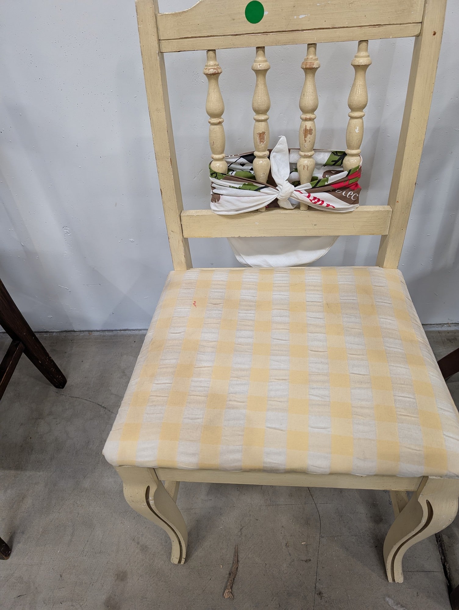Farmhouse Style Cream Spindle Back Chair with Plaid Seat