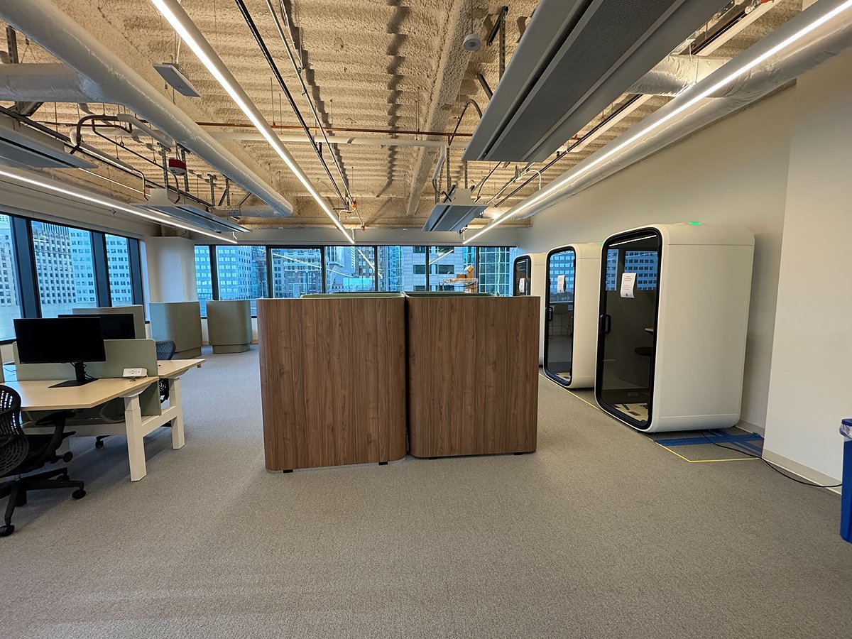 OFS Heya Privacy Focus Desk – Acoustic Workstation (4 Available)