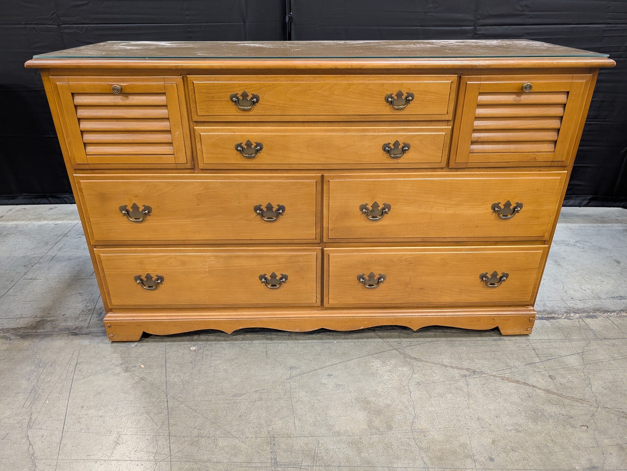 Nantucket Maple Classic Eight Drawer Dresser with Glass Top