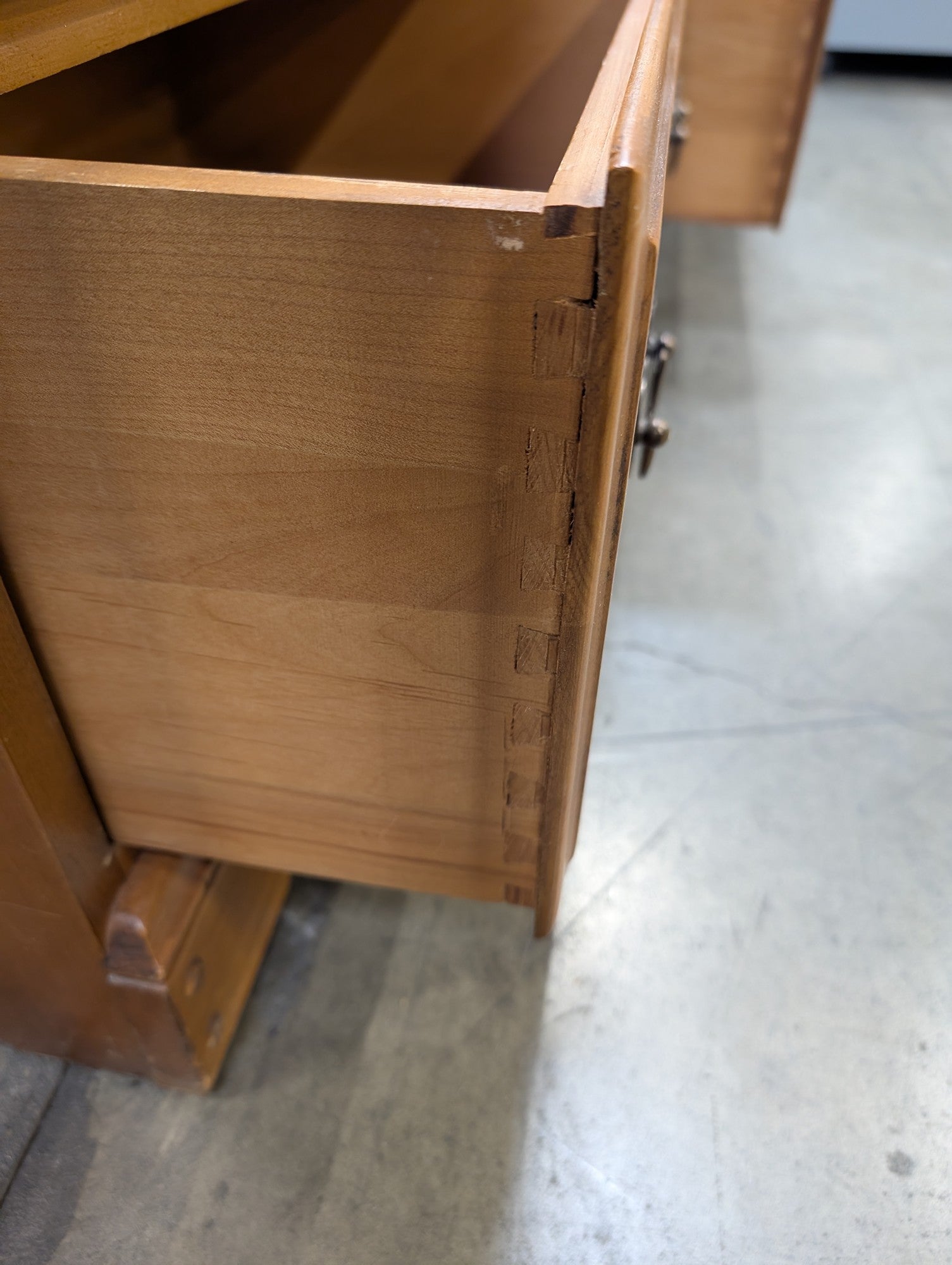 Nantucket Maple Classic Eight Drawer Dresser with Glass Top