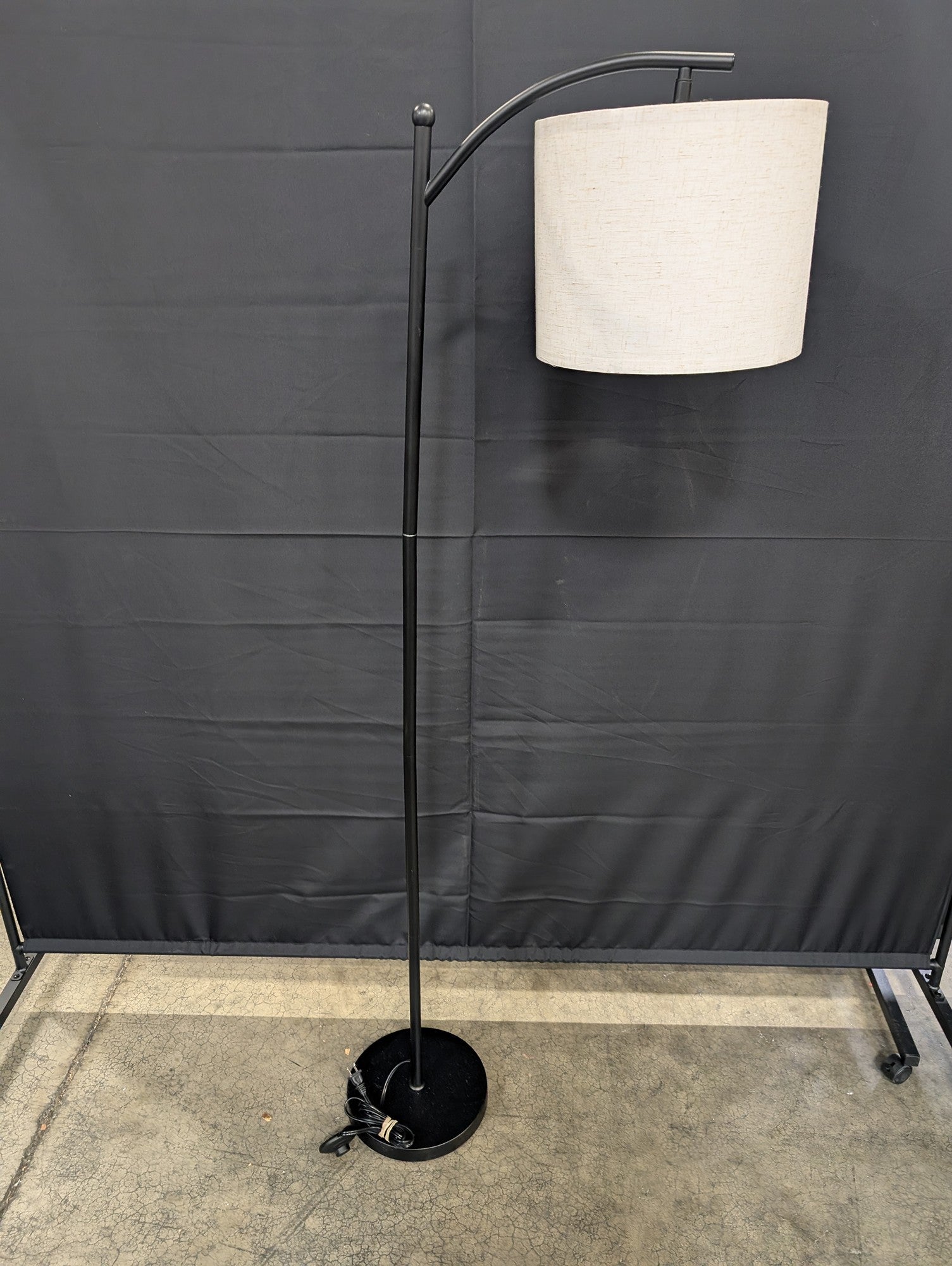 Modern Black Metal Arc Floor Lamp with Off-White Fabric Shade