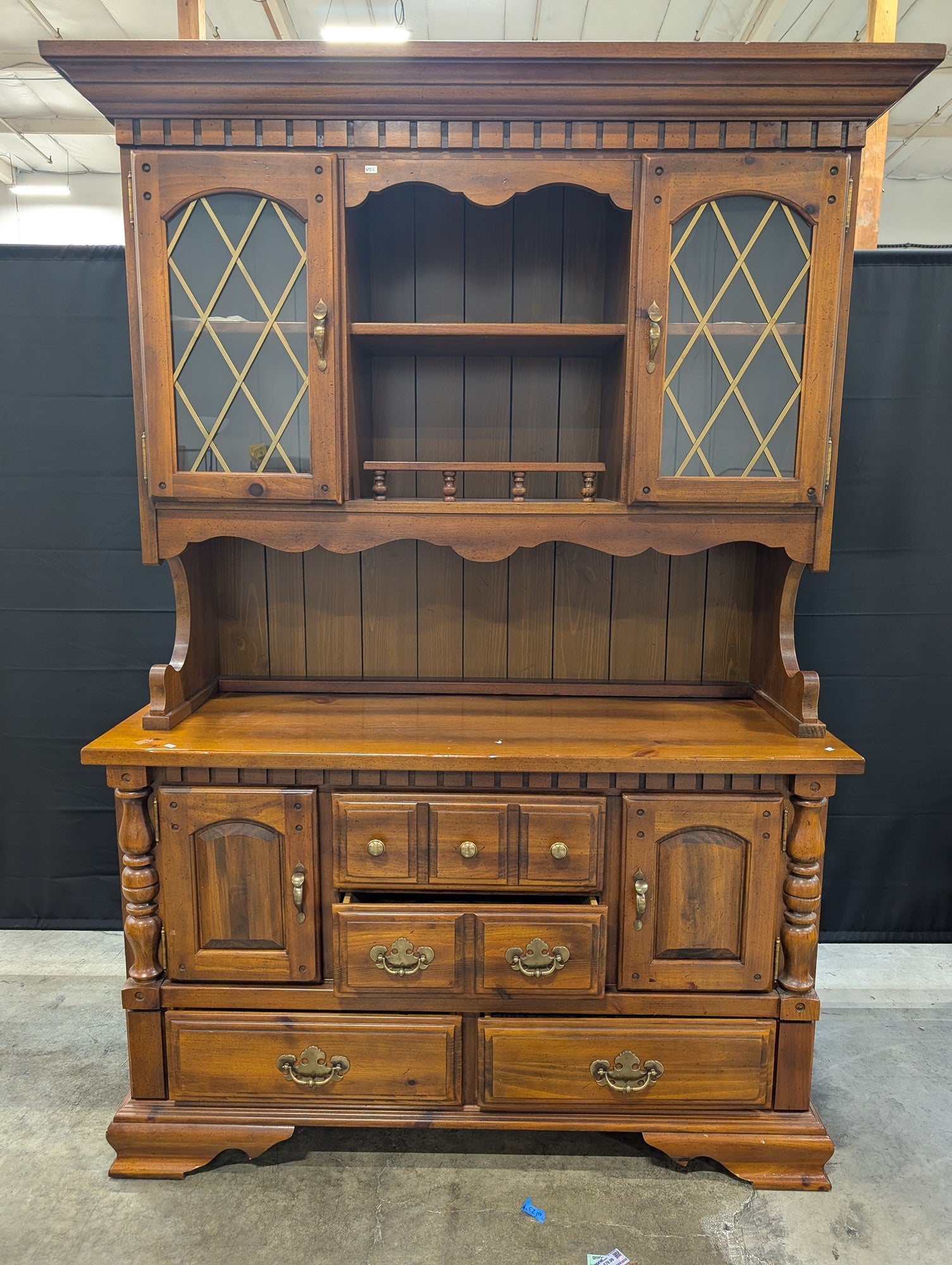Traditional Wooden China Cabinet Hutch with Glass Lattice Doors