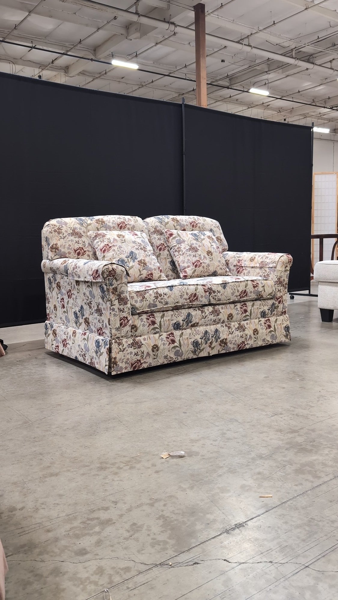 Flexsteel Traditional Floral Upholstered Loveseat
