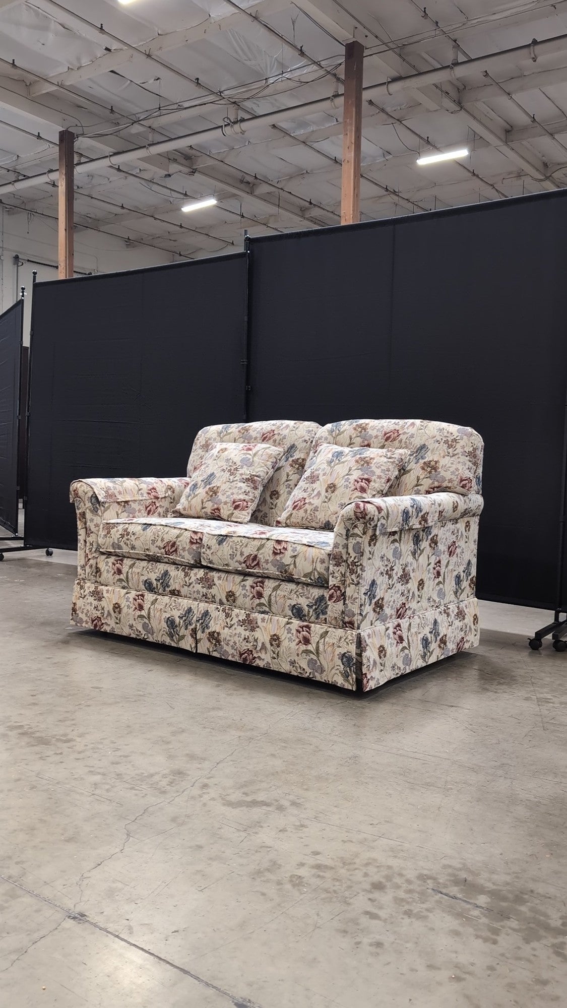 Flexsteel Traditional Floral Upholstered Loveseat