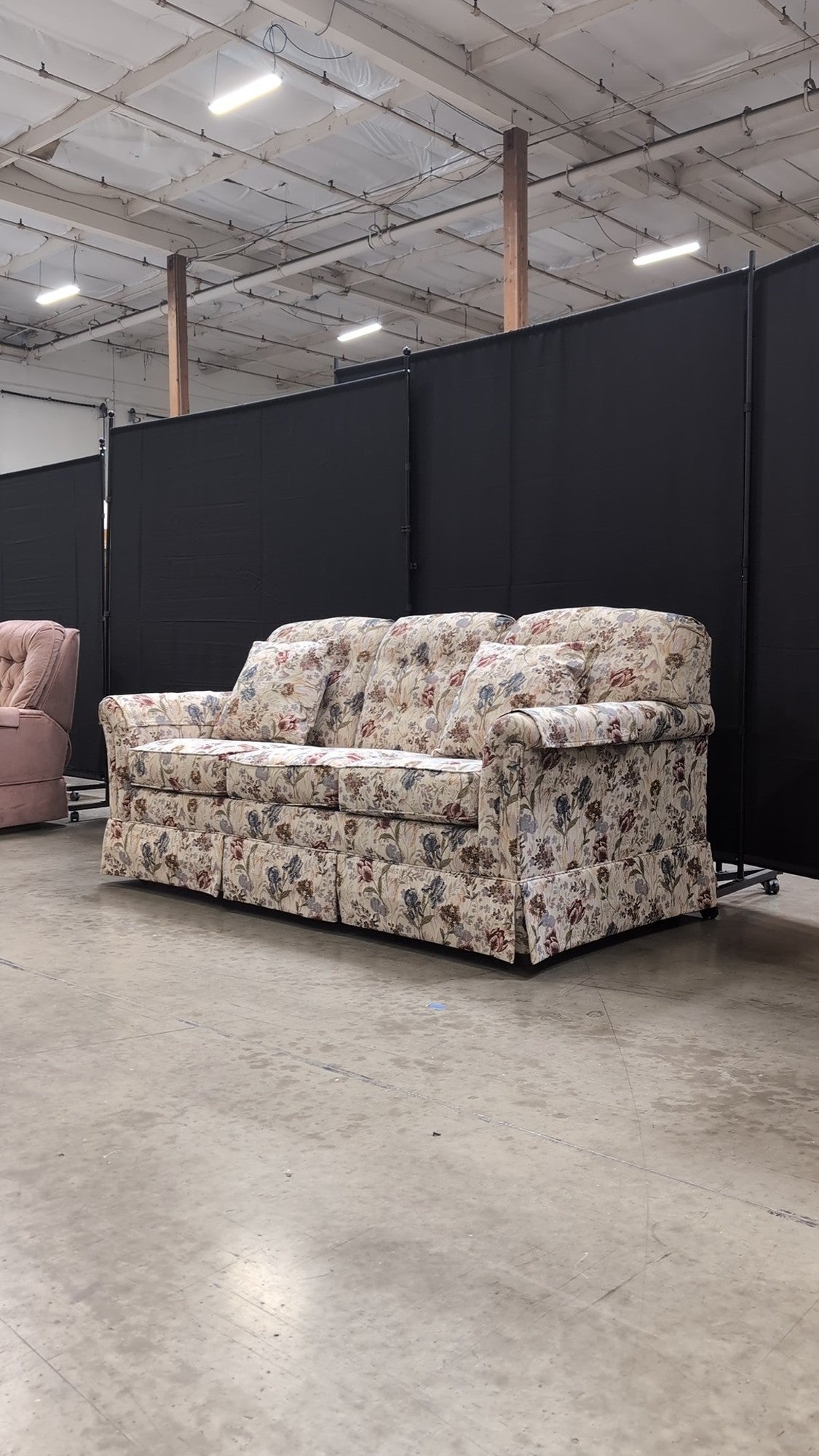 Flexsteel Traditional Floral Upholstered Three-Seater Sofa with Rolled Arms