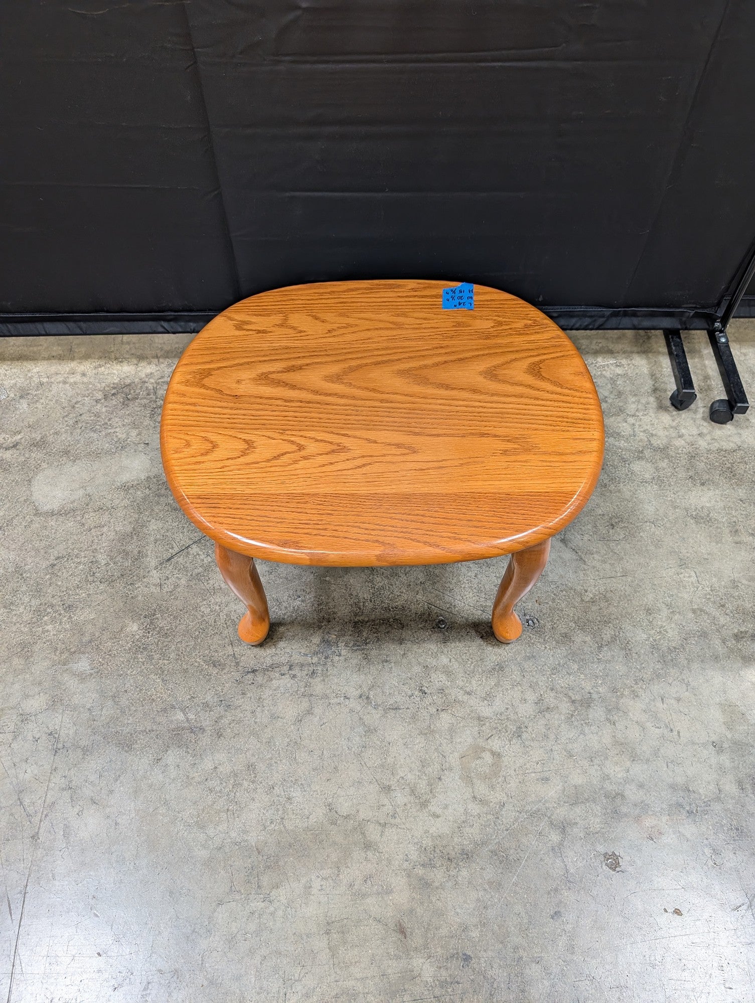 Classic Oval Hardwood Accent Table with Curved Legs