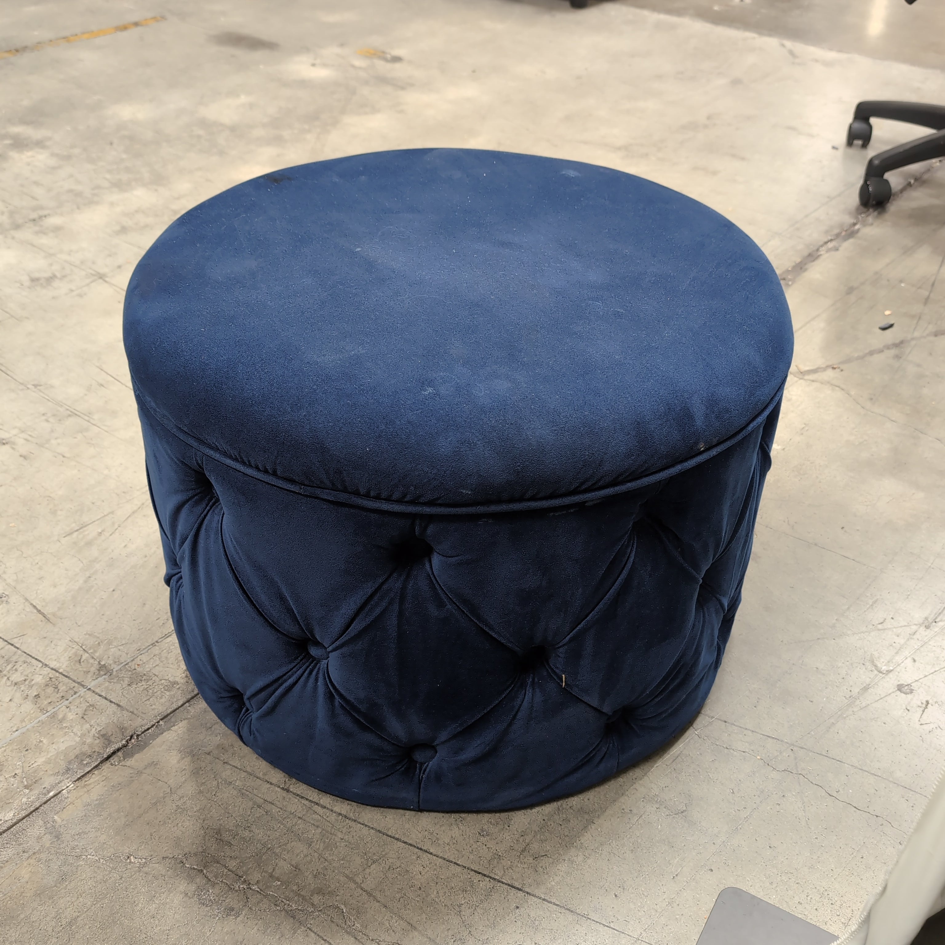 Round Navy Blue Tufted Ottoman in Velvet Fabric