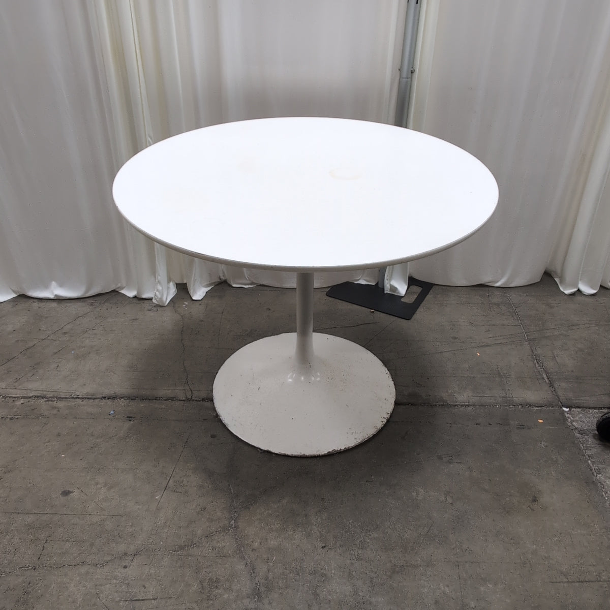 Off-White Round Dining Table with Pedestal Base