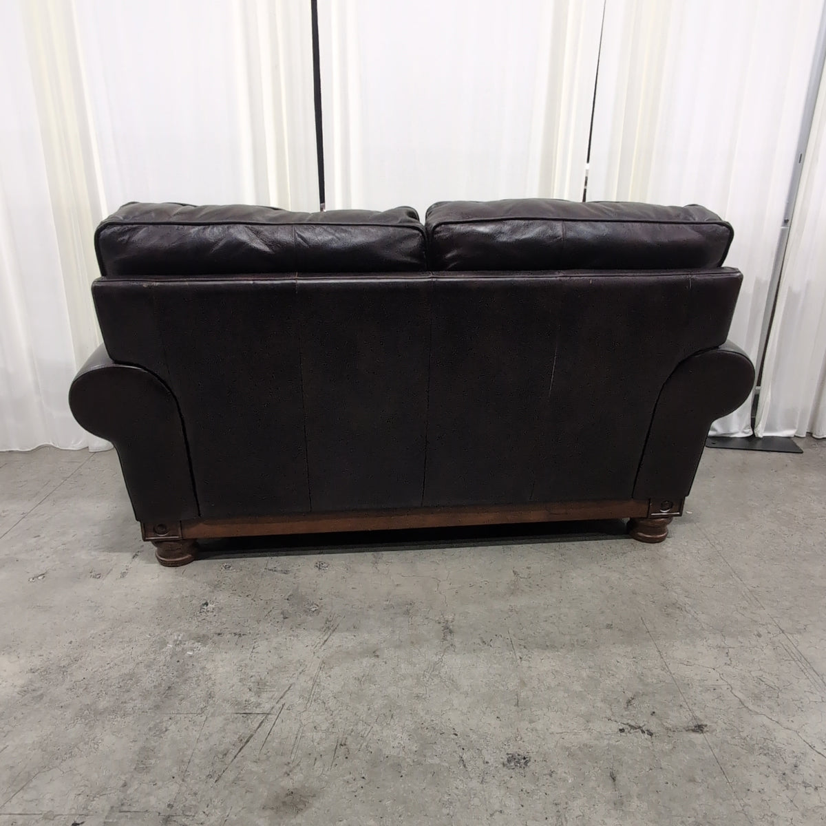 Traditional Rolled Arm Loveseat in Dark Brown Leather