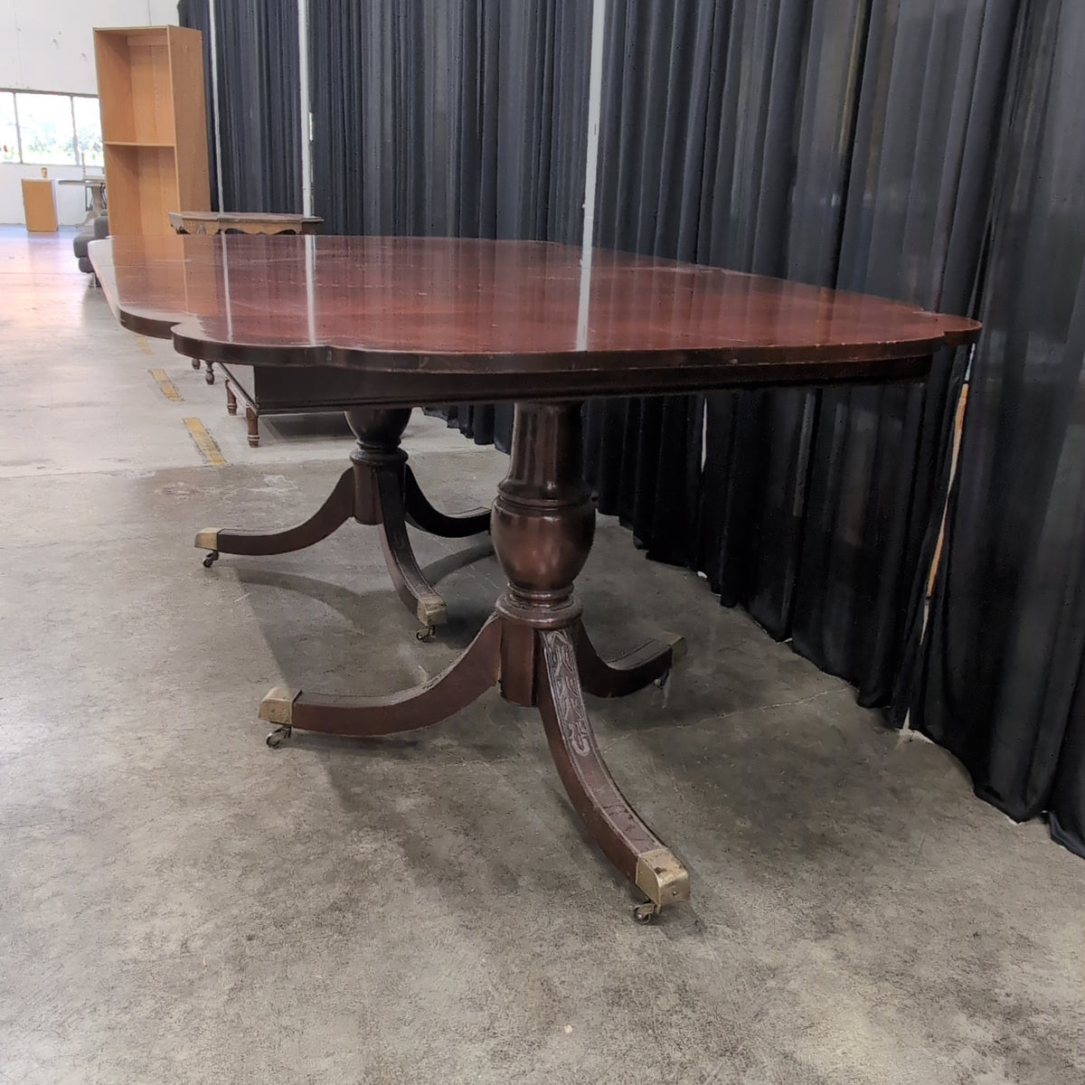 Traditional Dark Wood Pedestal Dining Table with Carved Legs