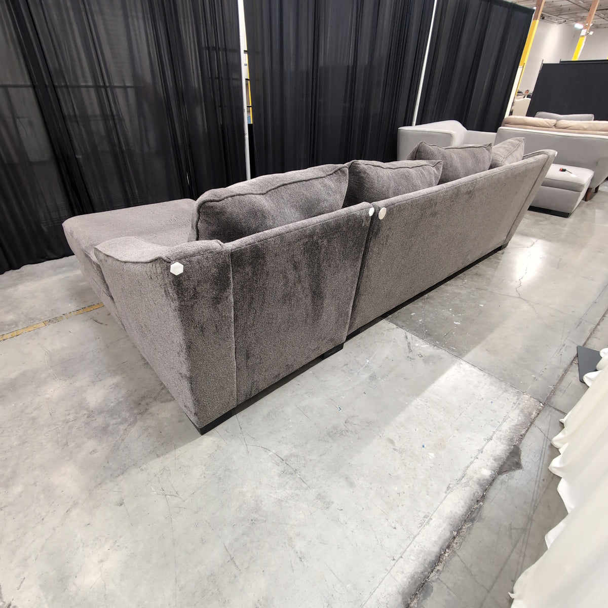 Contemporary Dark Grey L-Shaped Sectional Couch in Fabric