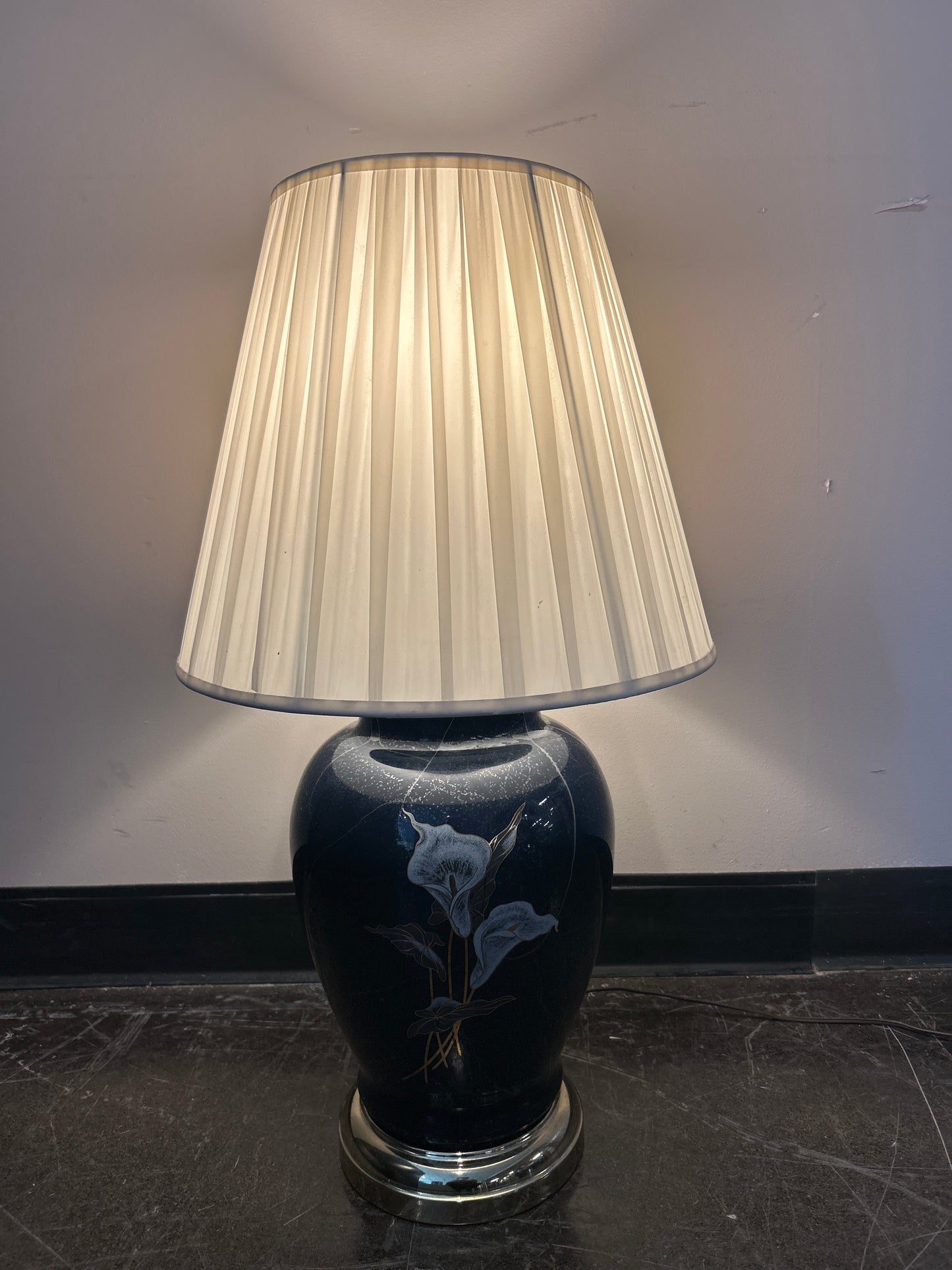 Elegant Dark Blue Table Lamp with White Calla Lily Design