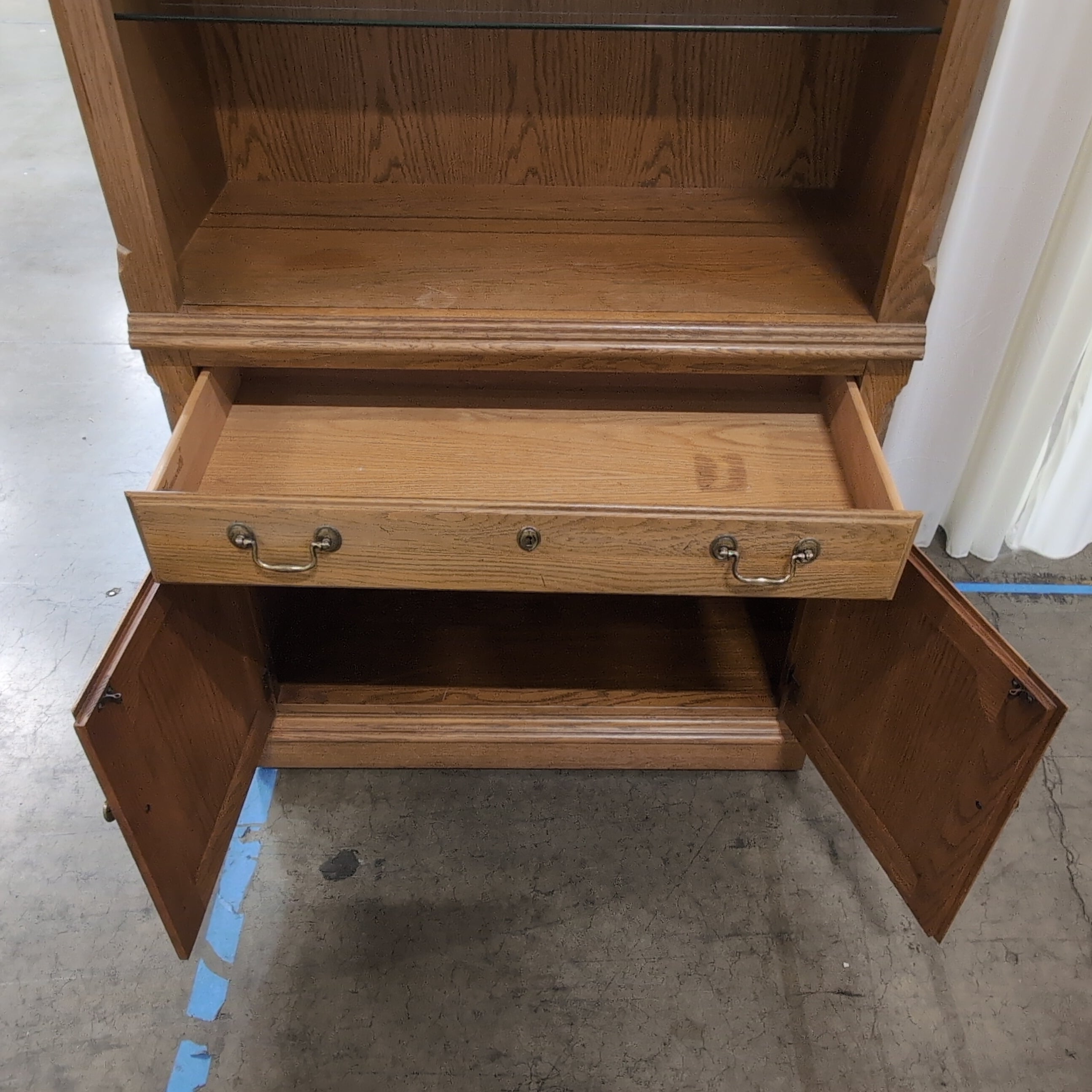 Thomasville Traditional Oak Wood China Cabinet with Recessed Lighting