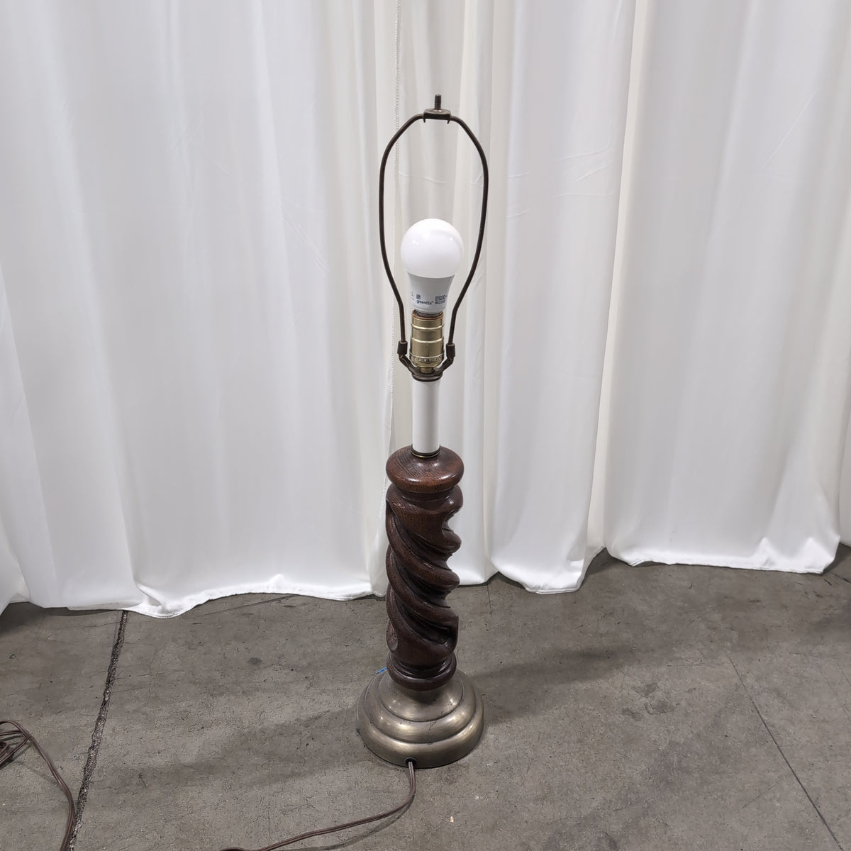 Traditional Twisted Wood Column Table Lamp