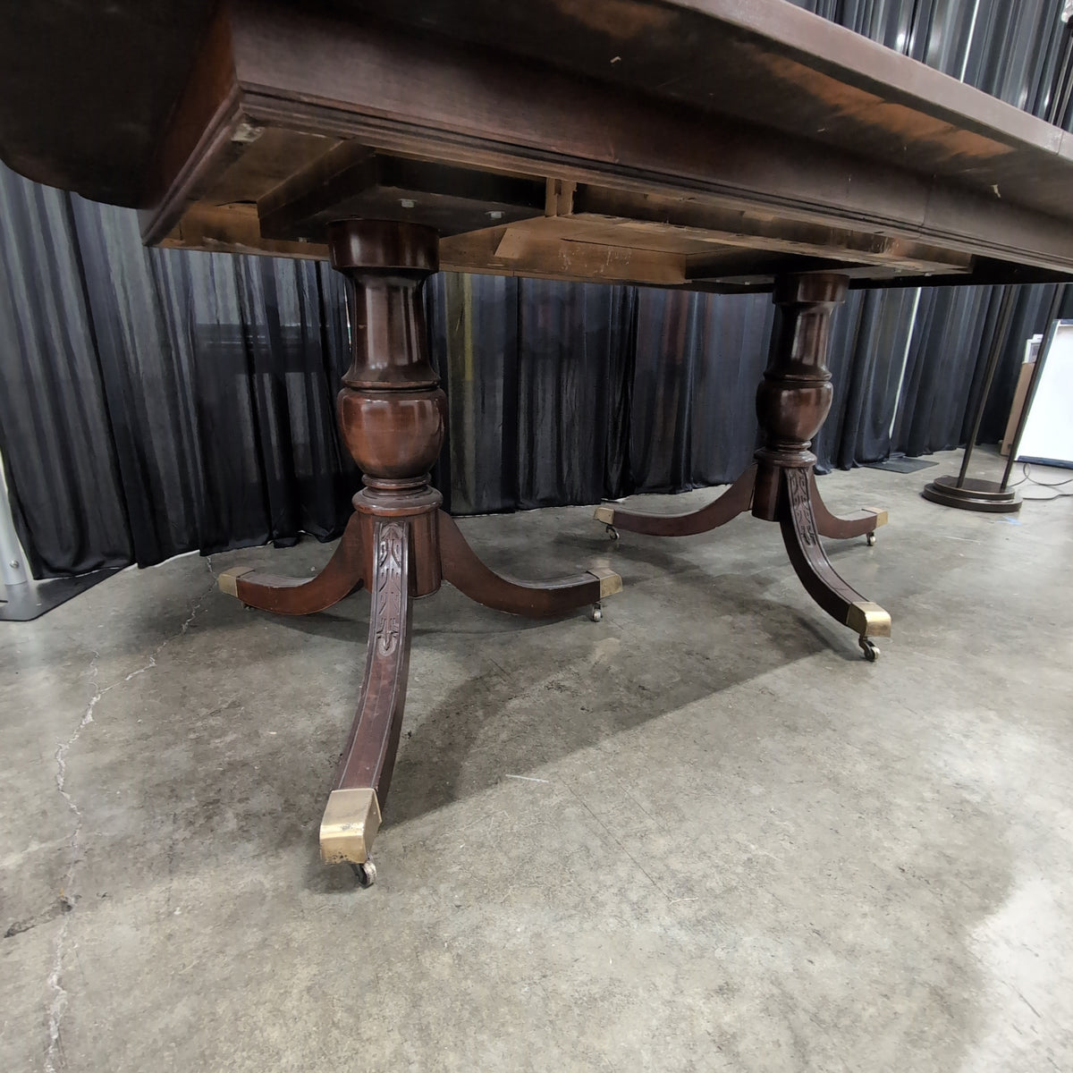 Traditional Dark Wood Pedestal Dining Table with Carved Legs