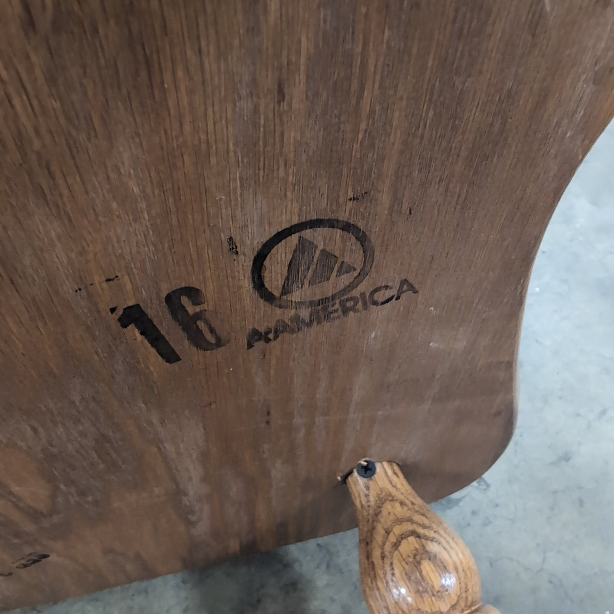 Traditional Saddle Seat Windsor Chair in Wood