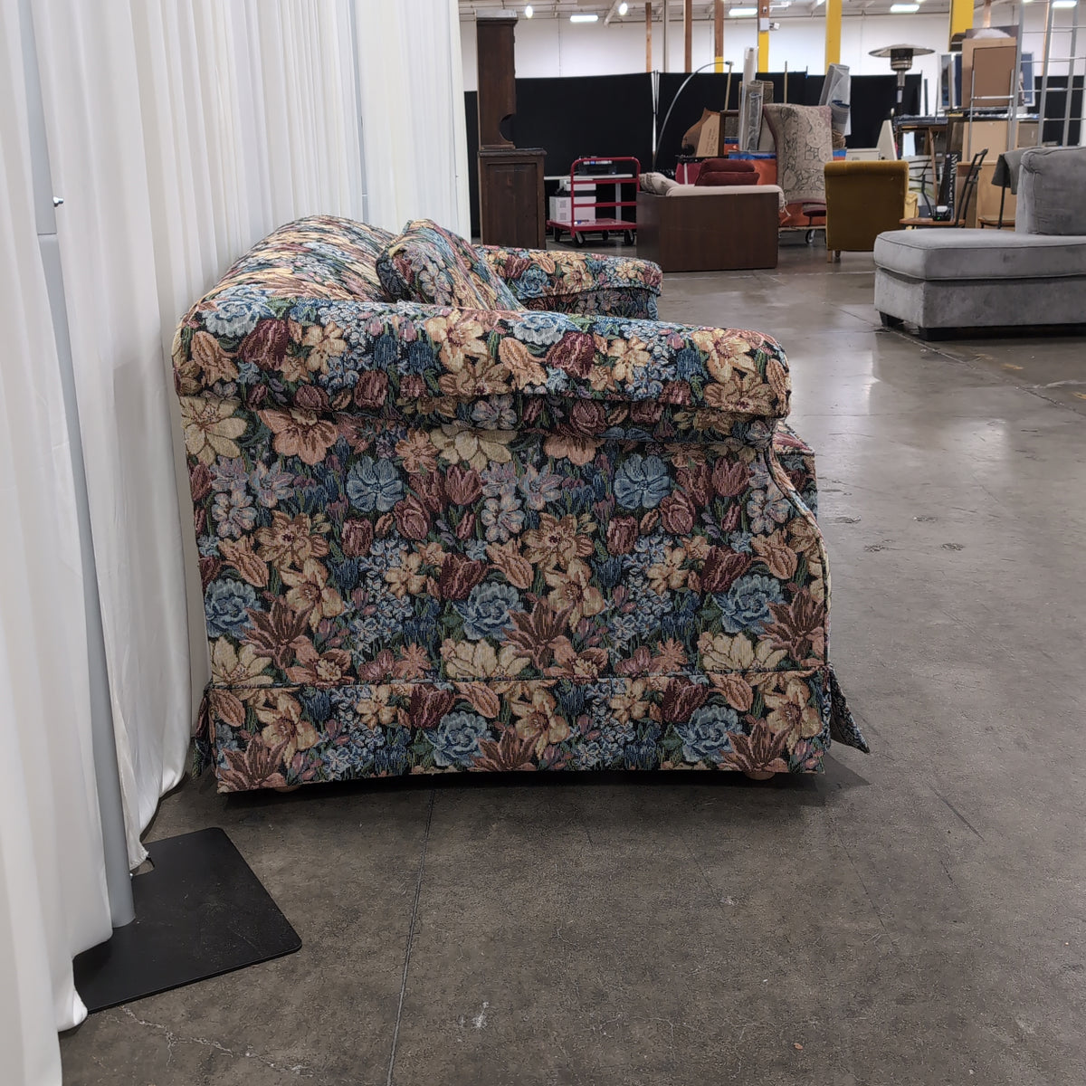 Traditional Multi-Color Floral Couch in Tapestry Fabric