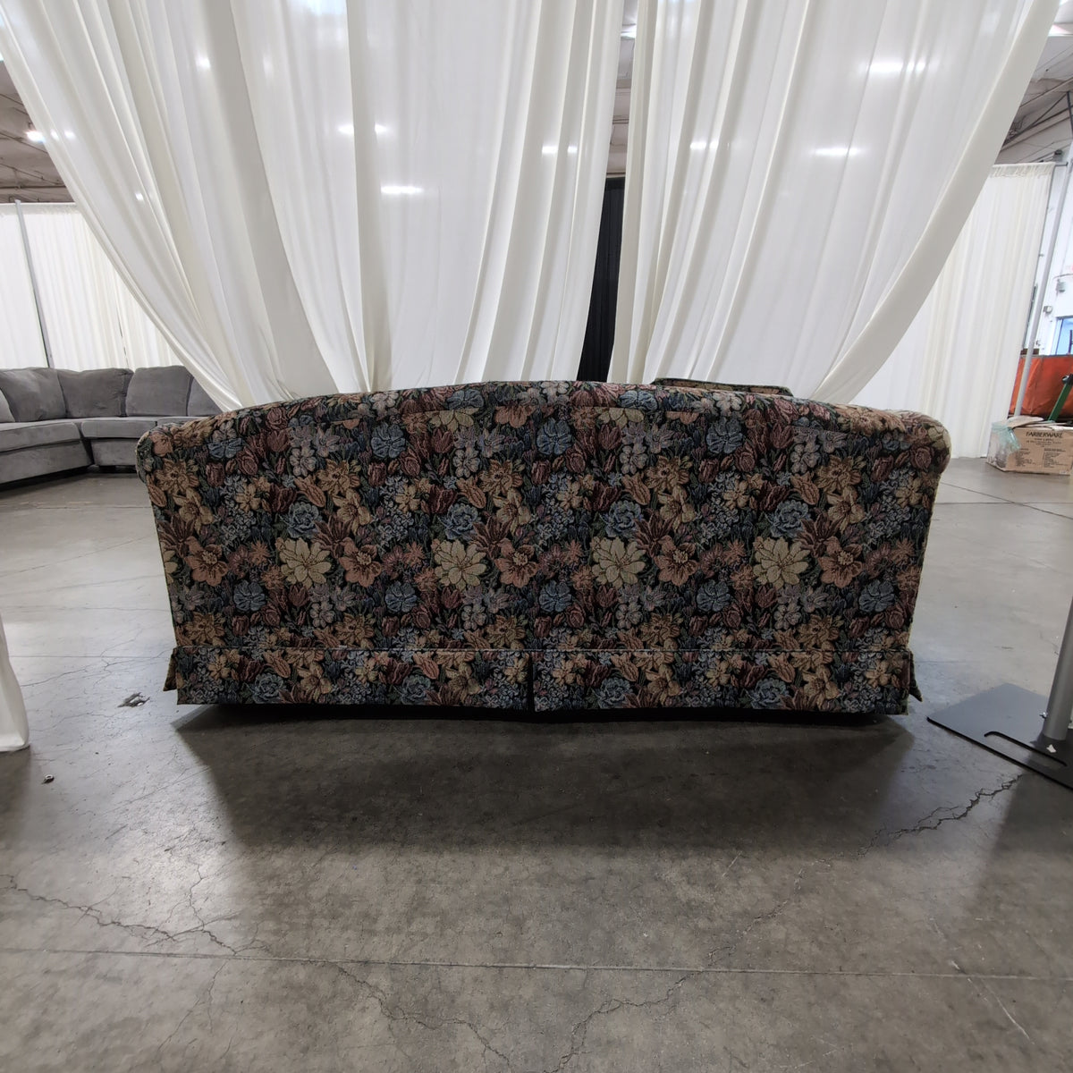 Traditional Multi-Color Floral Couch in Tapestry Fabric