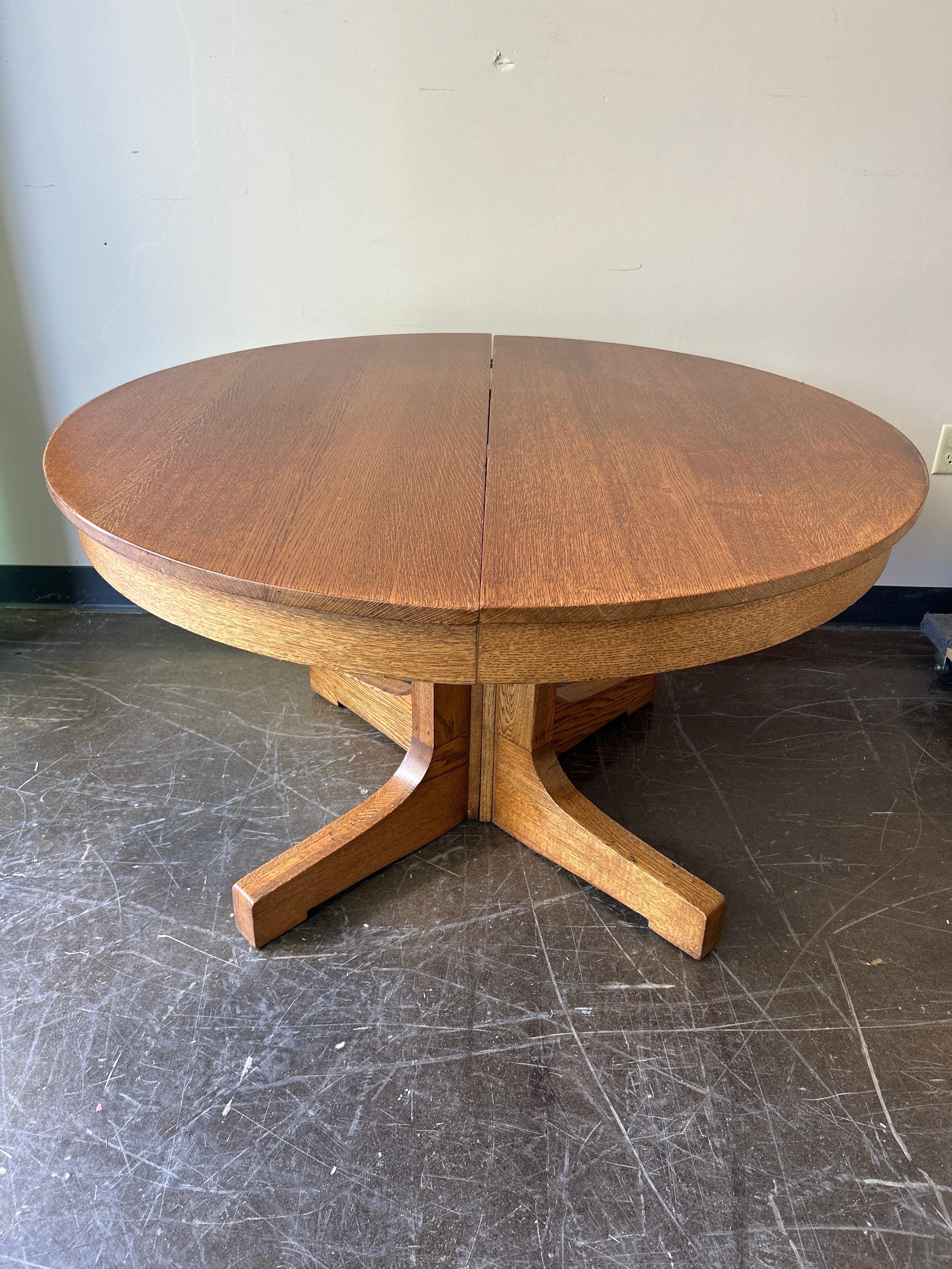 Round Dining Table with Two leafs