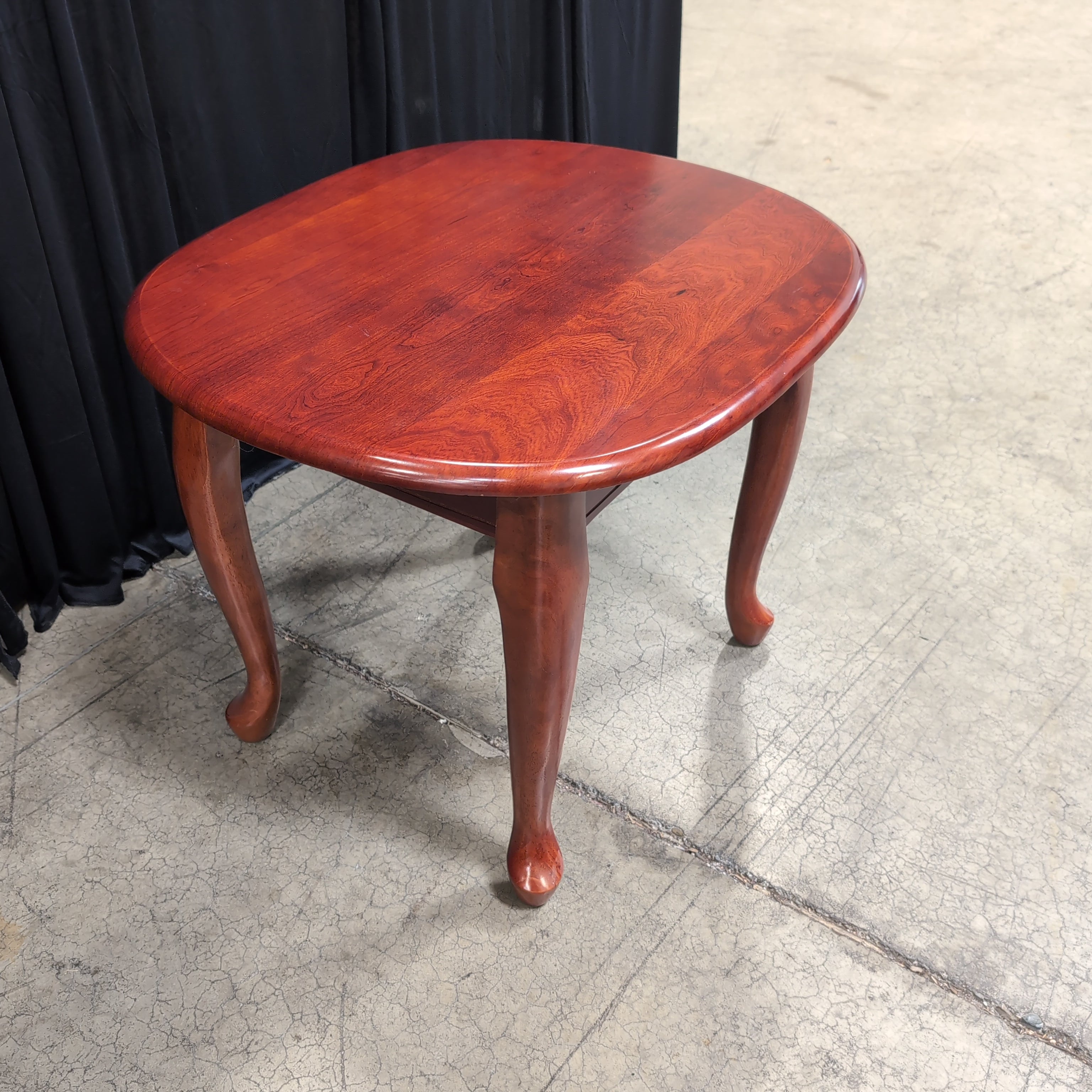 Traditional Oval Hardwood End Table in Cherry Finish