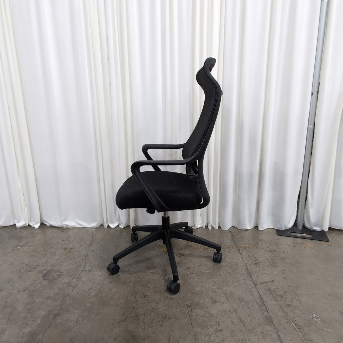 Black Mesh Back Swivel Office Chair