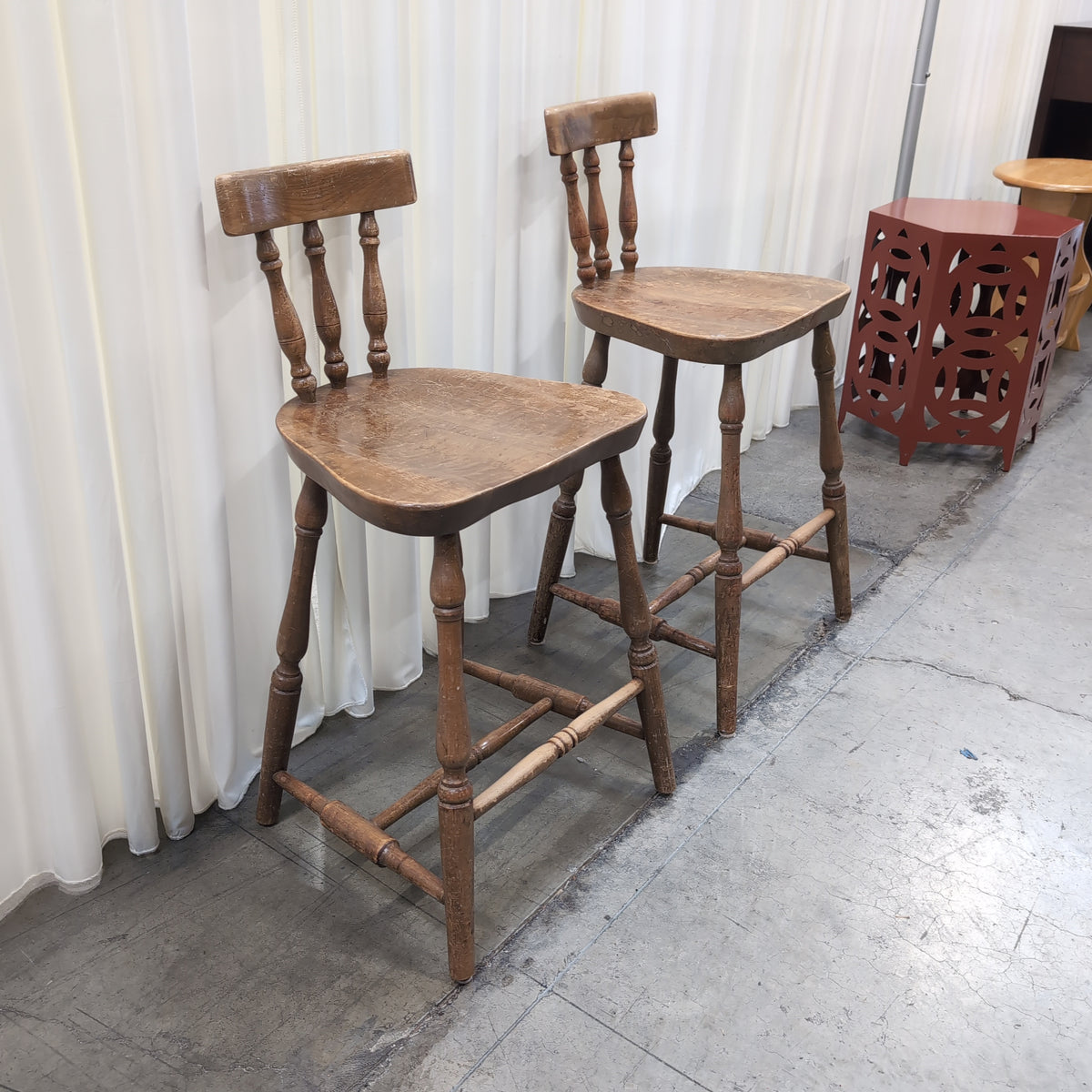 Pair of Traditional Spindle Back Dining Chair in Wood