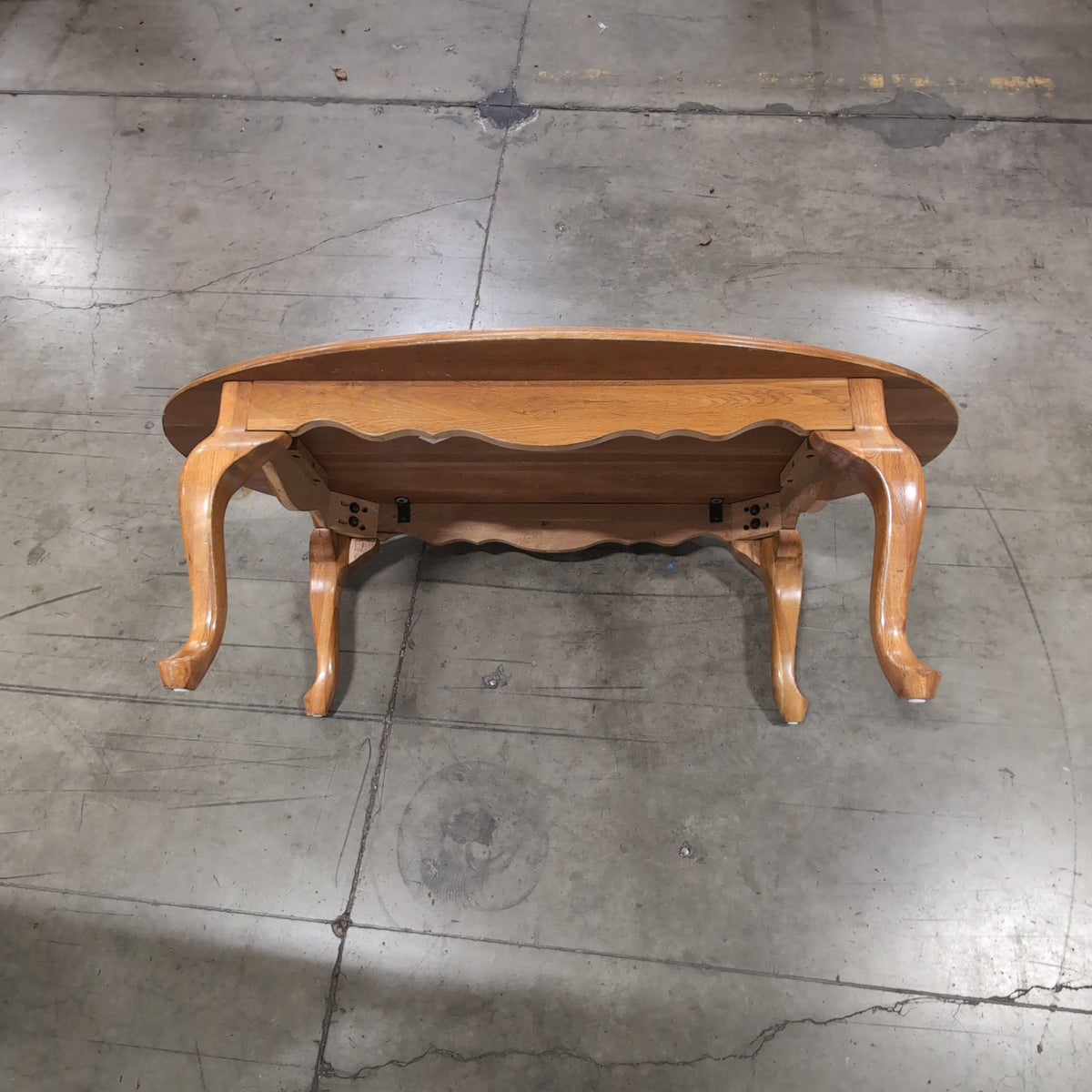 Traditional Oval Wood Coffee Table with Cabriole Legs