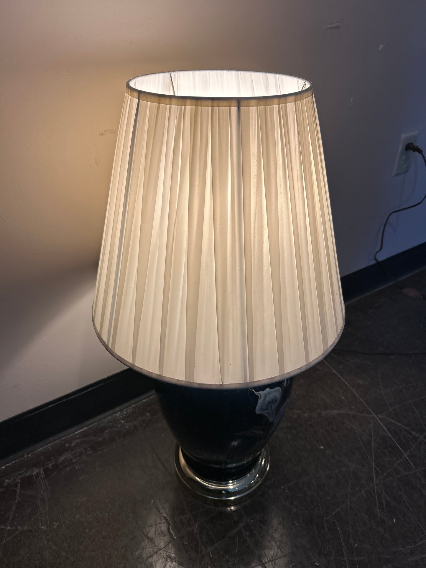 Elegant Dark Blue Table Lamp with White Calla Lily Design