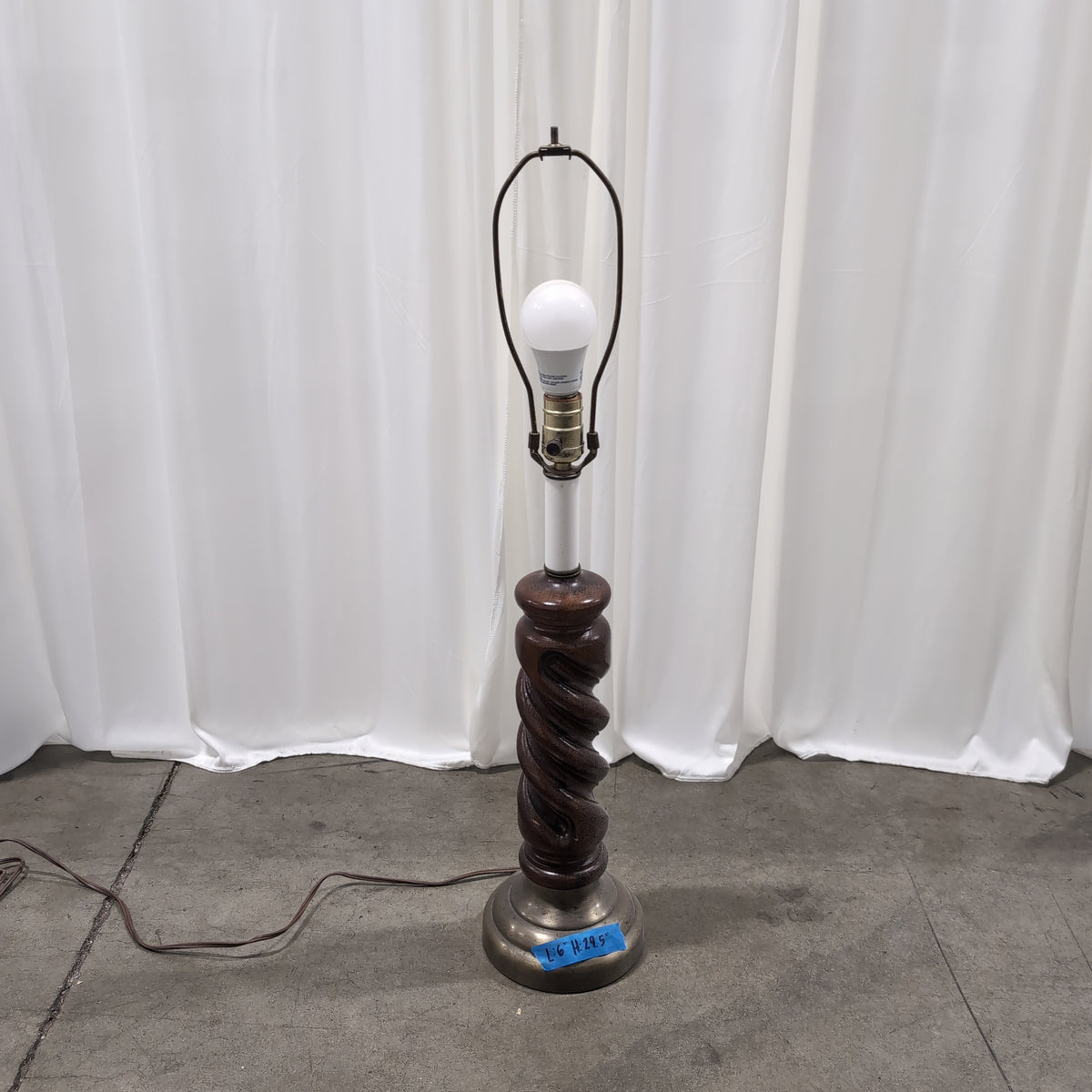 Traditional Twisted Wood Column Table Lamp