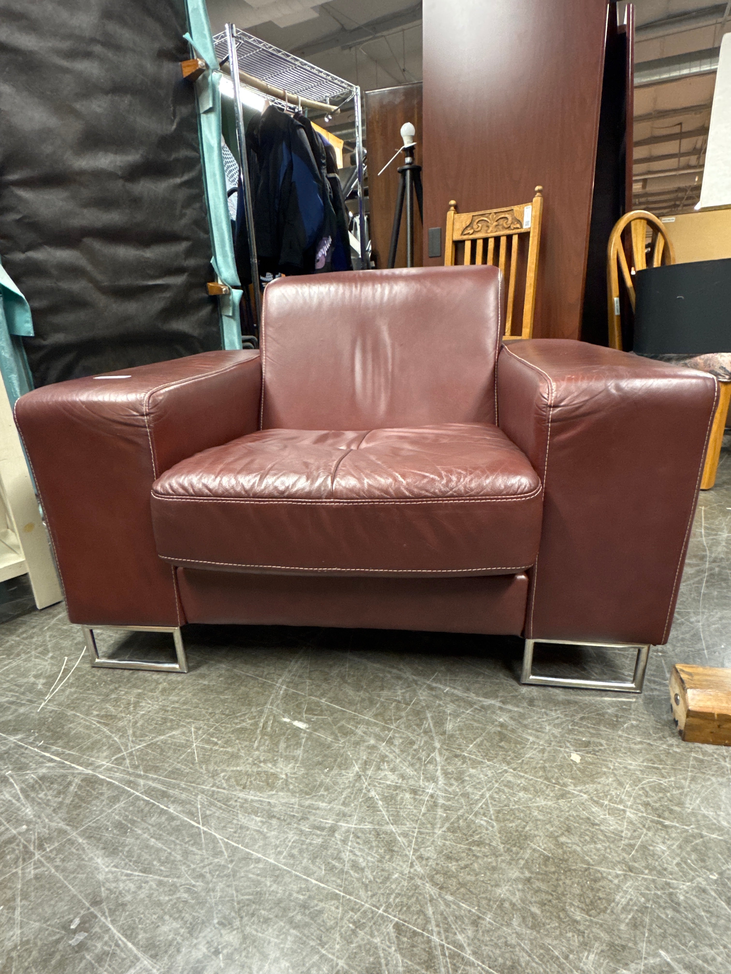 Modern Burgundy Leather Armchair – Wide Seat, Metal Legs