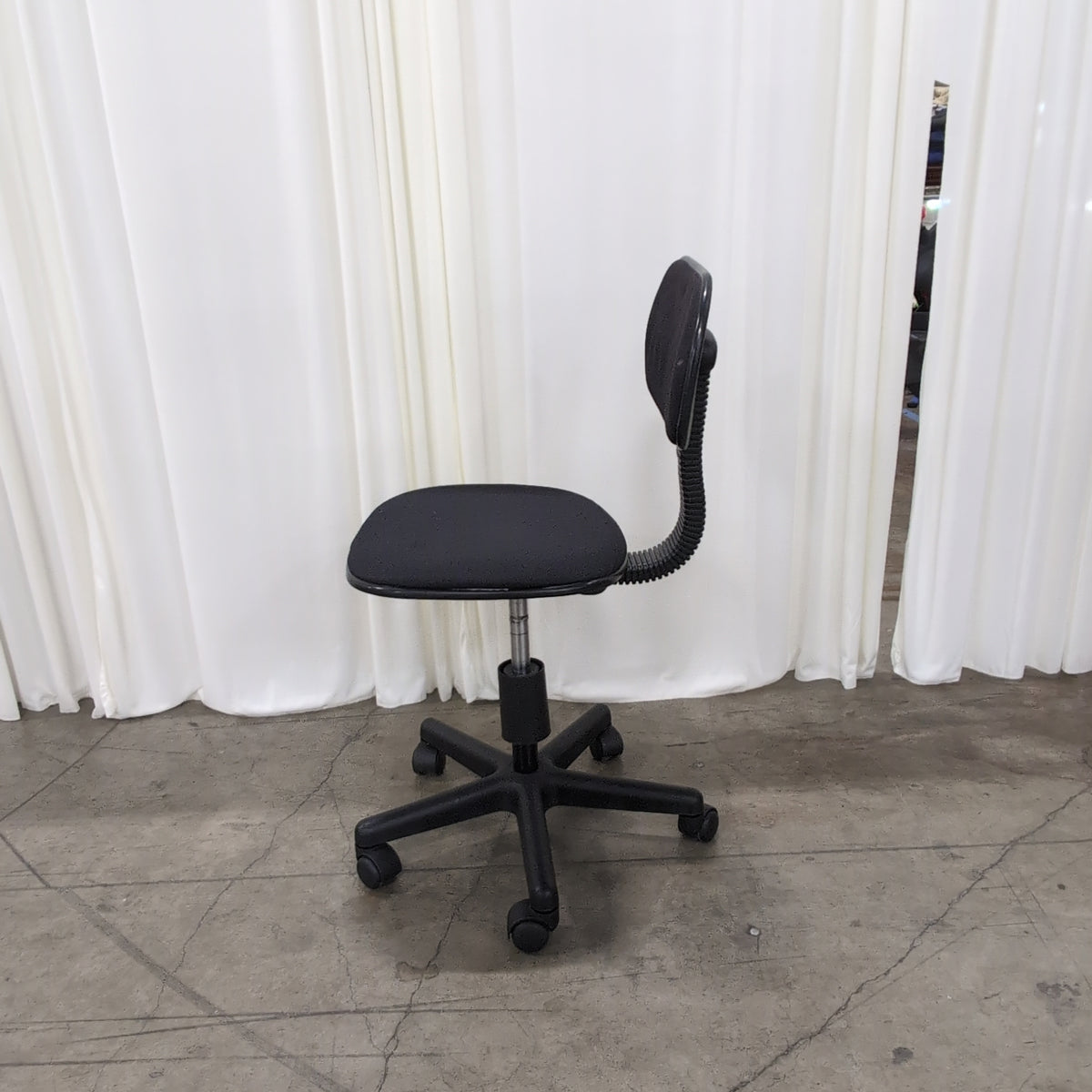 Black Fabric Swivel Office Chair with Casters