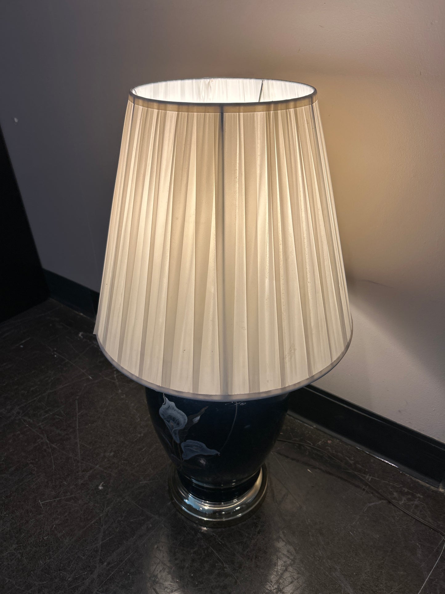 Elegant Dark Blue Table Lamp with White Calla Lily Design