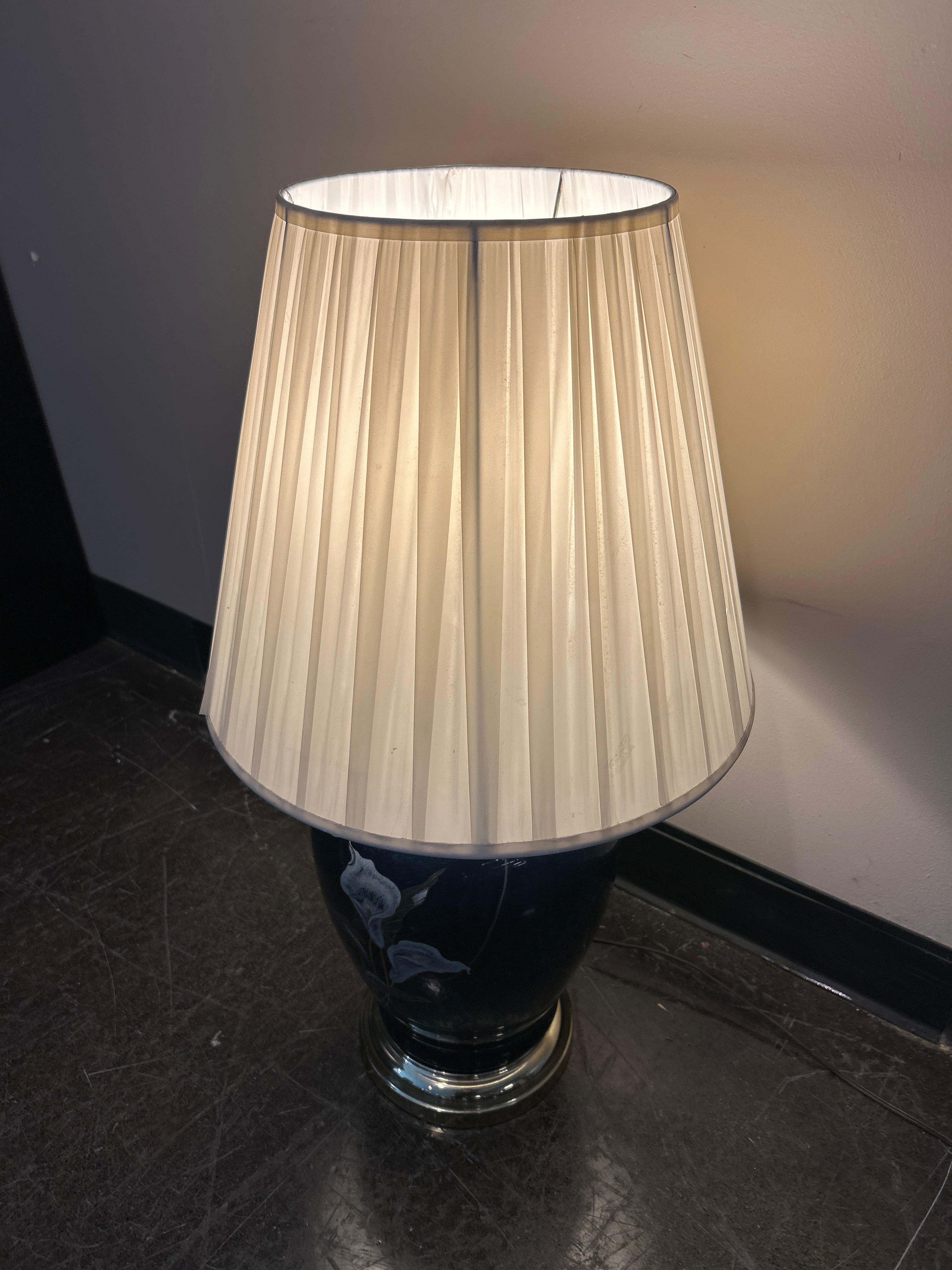 Elegant Dark Blue Table Lamp with White Calla Lily Design