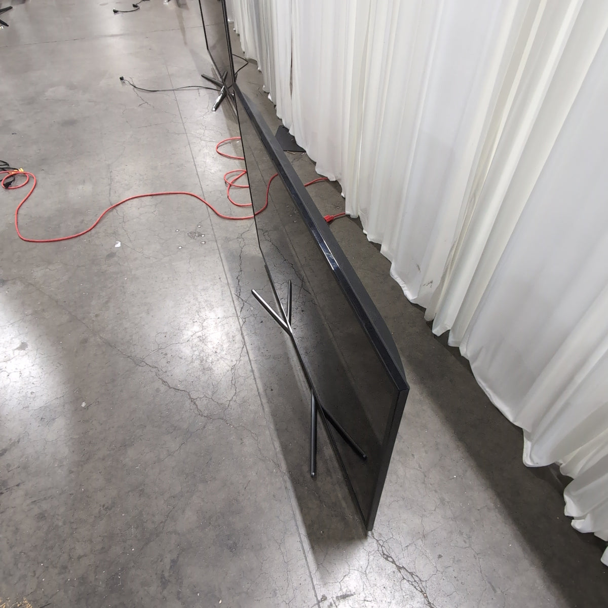 SAMSUNG Black Flat Screen TV with Stand