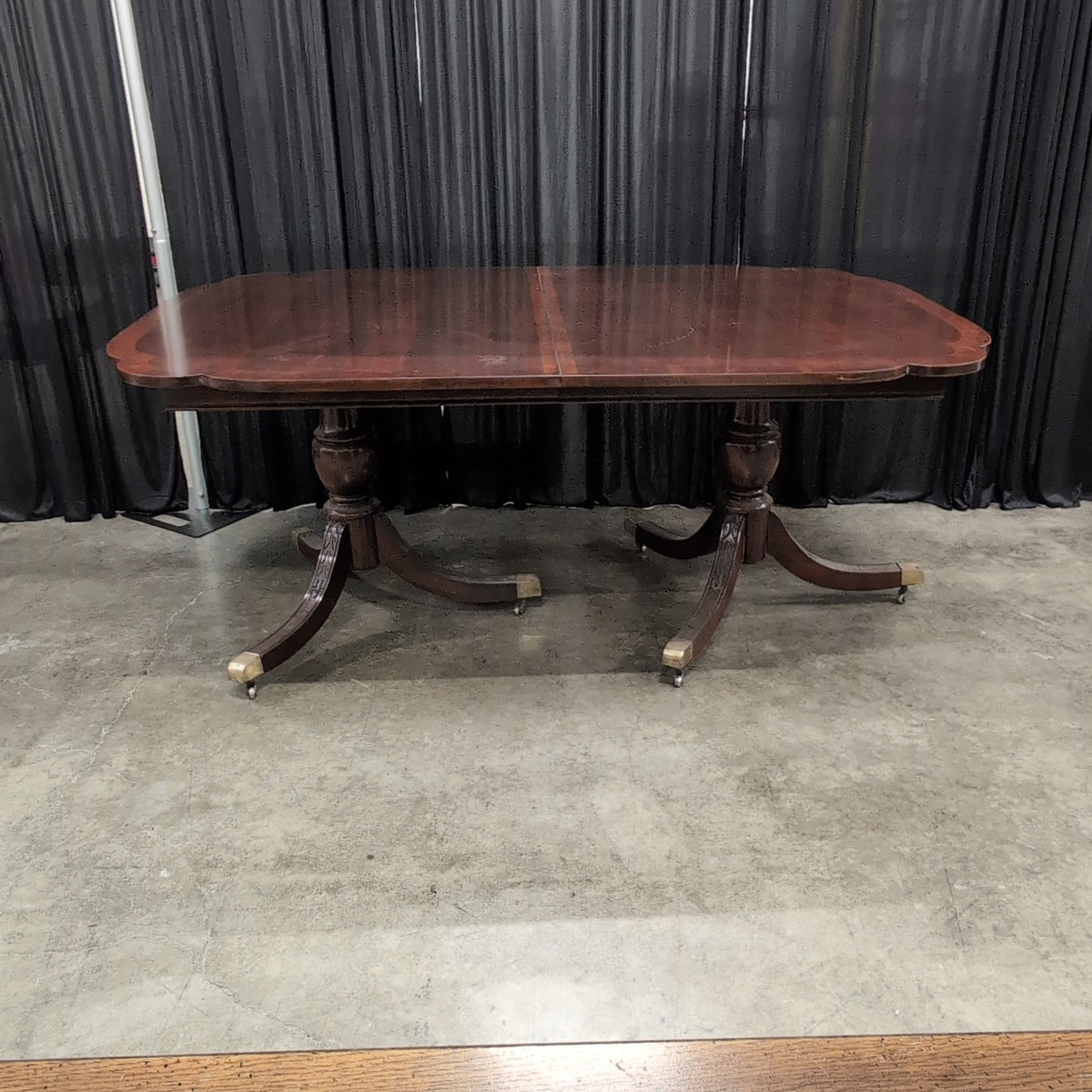 Traditional Dark Wood Pedestal Dining Table with Carved Legs