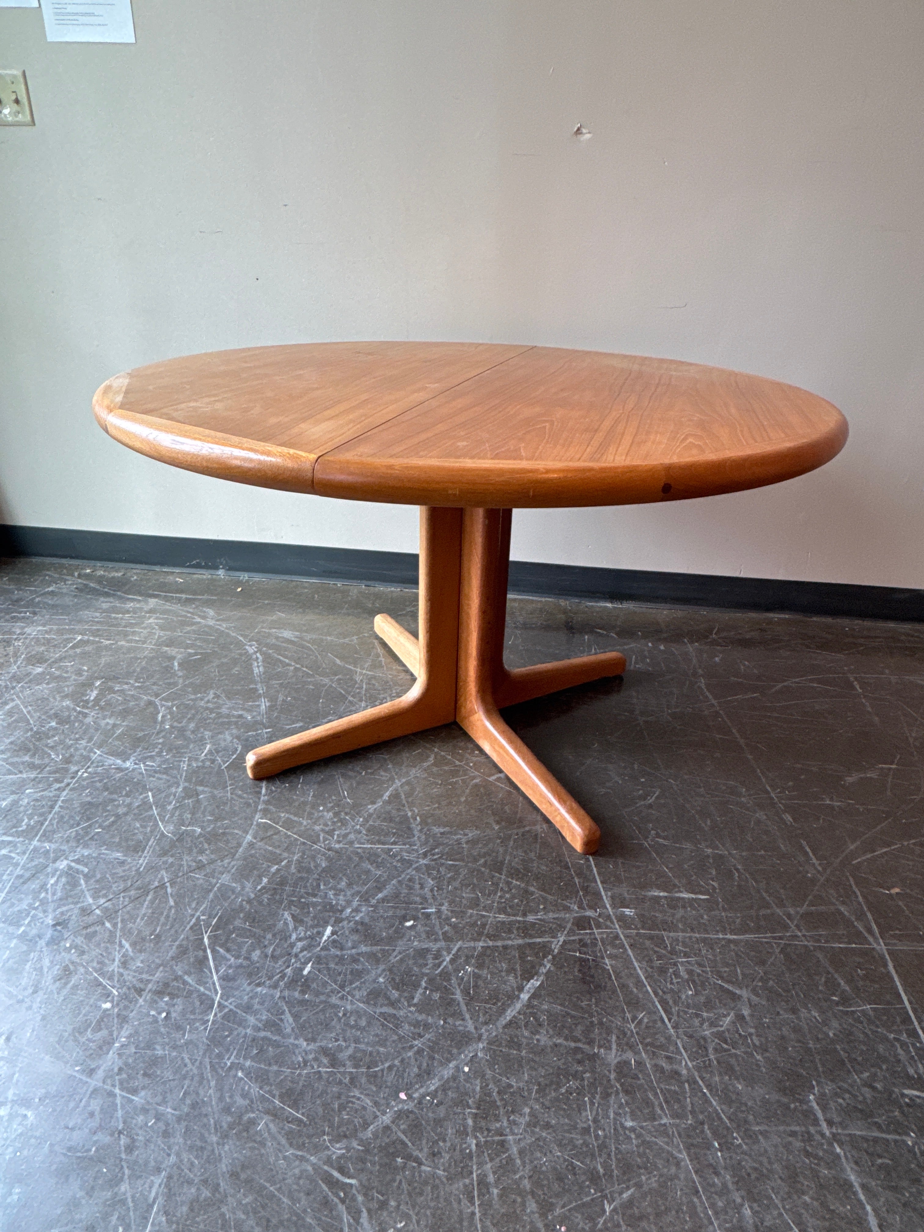 D-Scan Mid Century Teak Round Dining Table, 2 Leaves