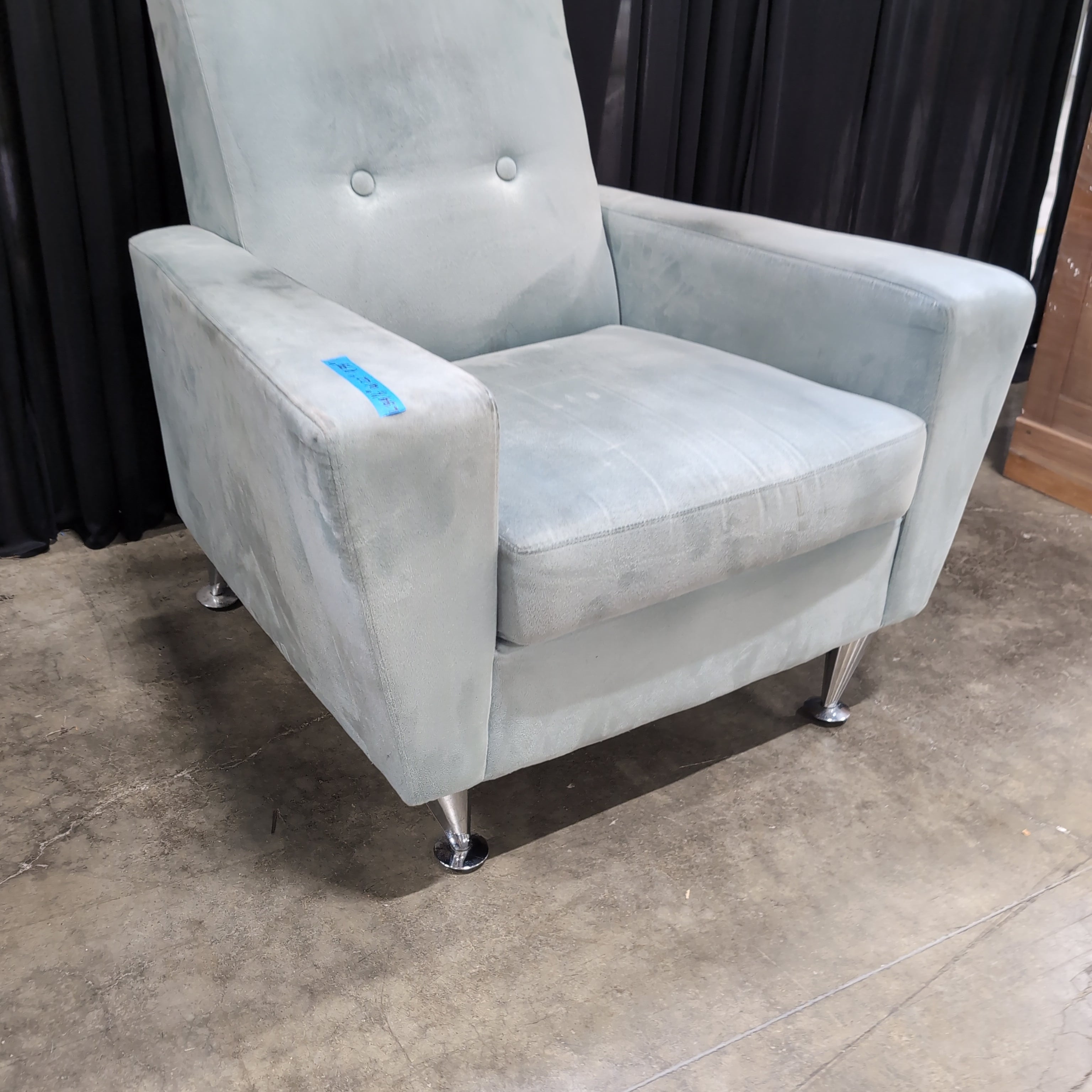 Light Gray Upholstered Armchair with Tufted Back
