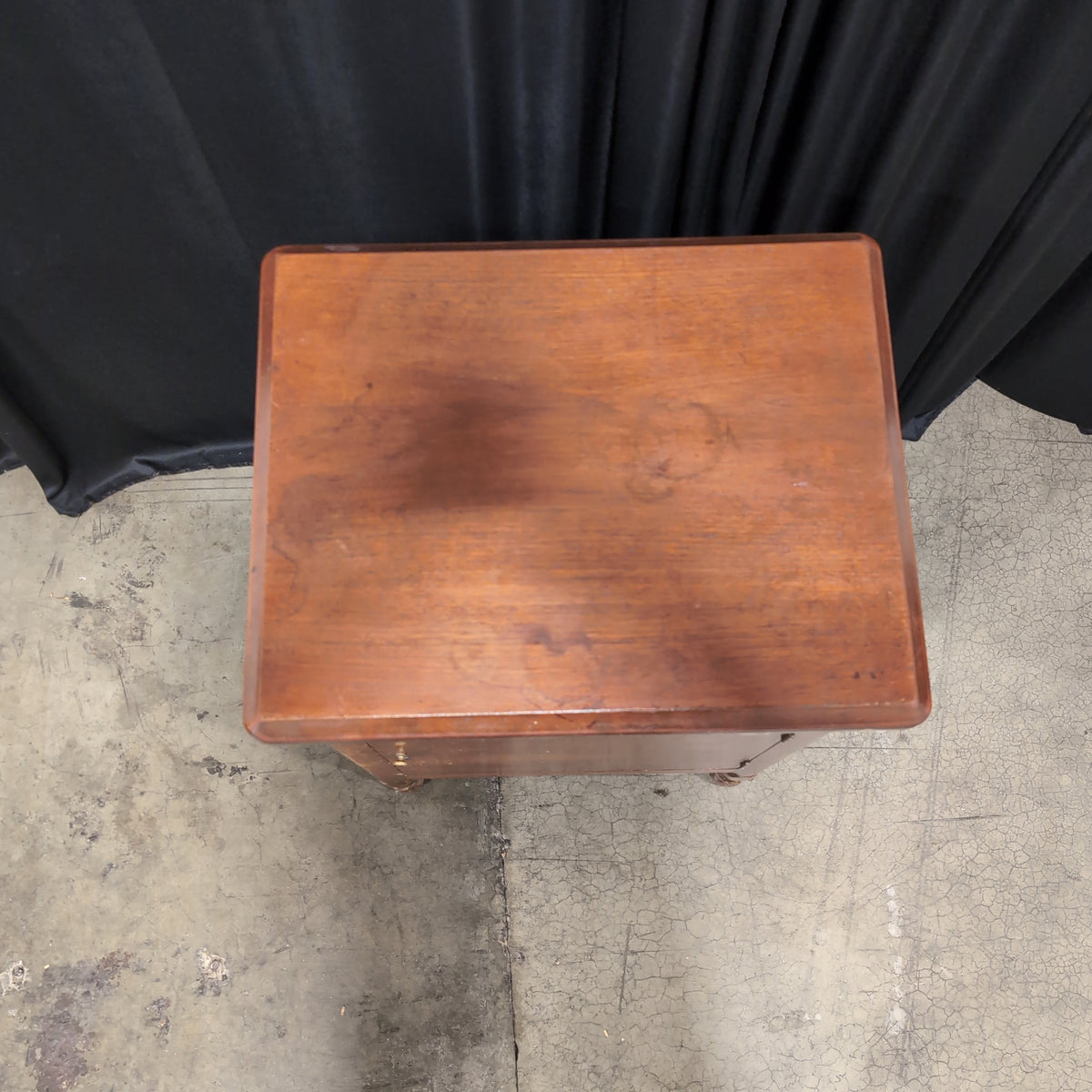 Traditional Reddish-Brown Wood Nightstand with Cabinet Door