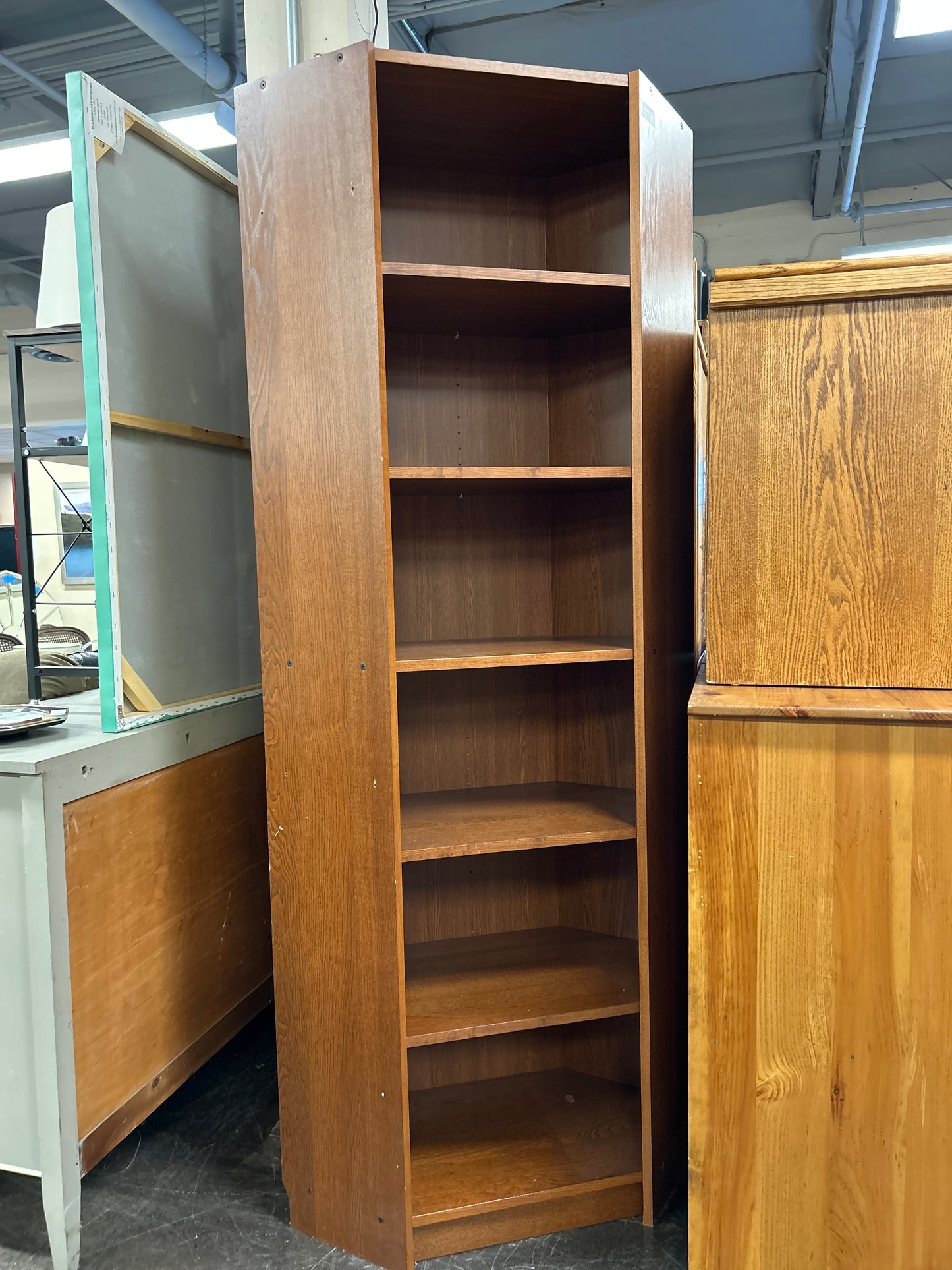 Corner hutch