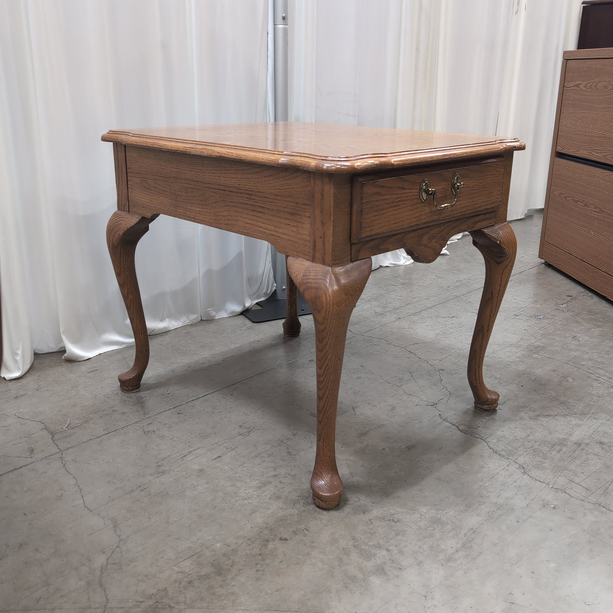 Traditional Light Oak End Table with Cabriole Legs