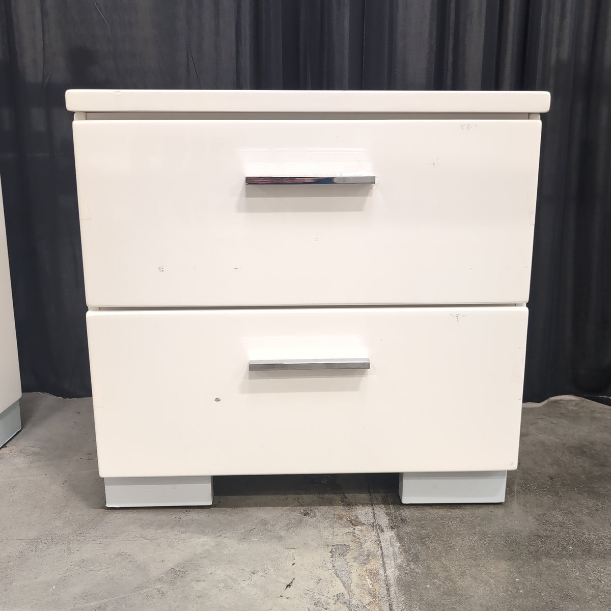Modern White Single-Drawer Nightstand with Recessed Handle