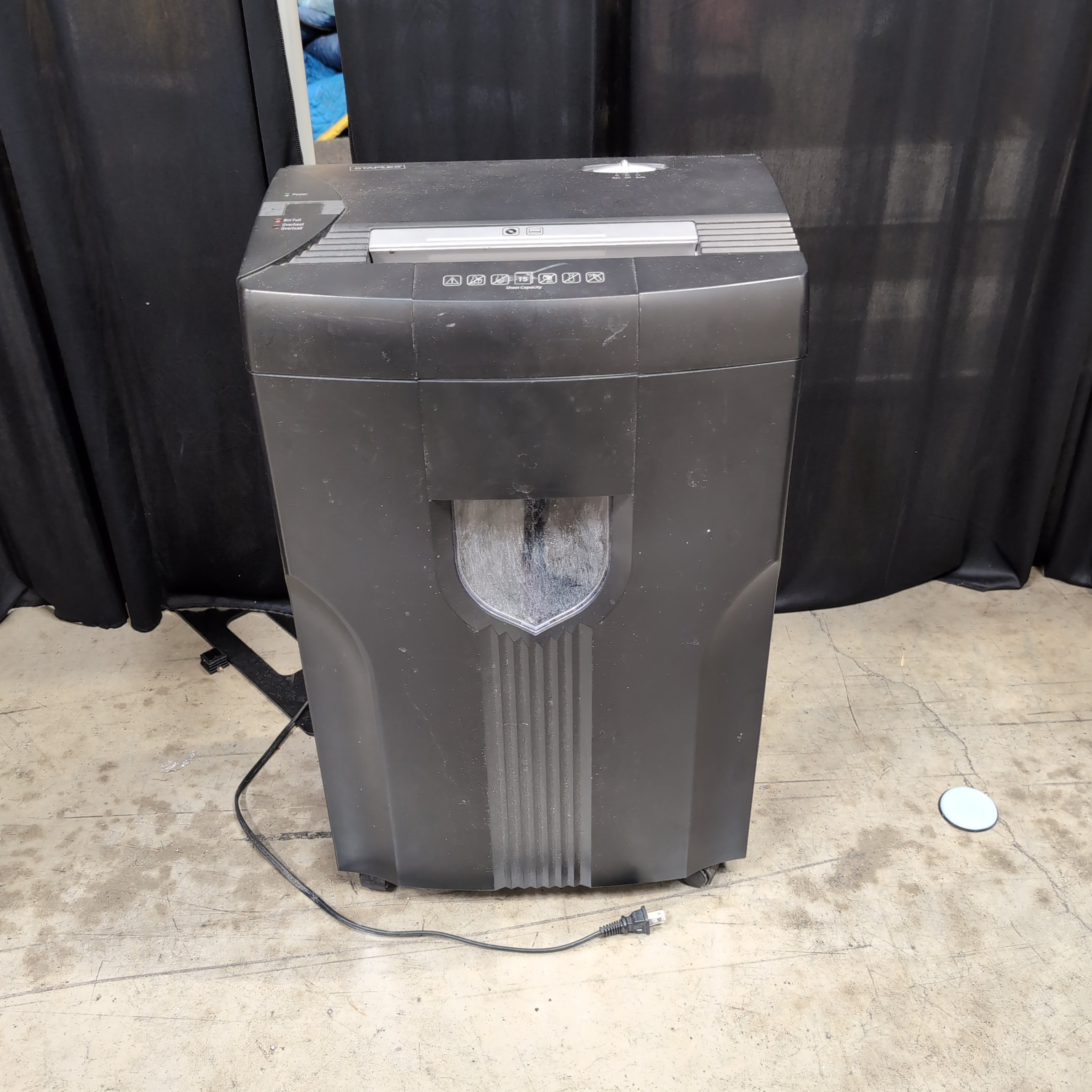 STAPLES Black Office Paper Shredder