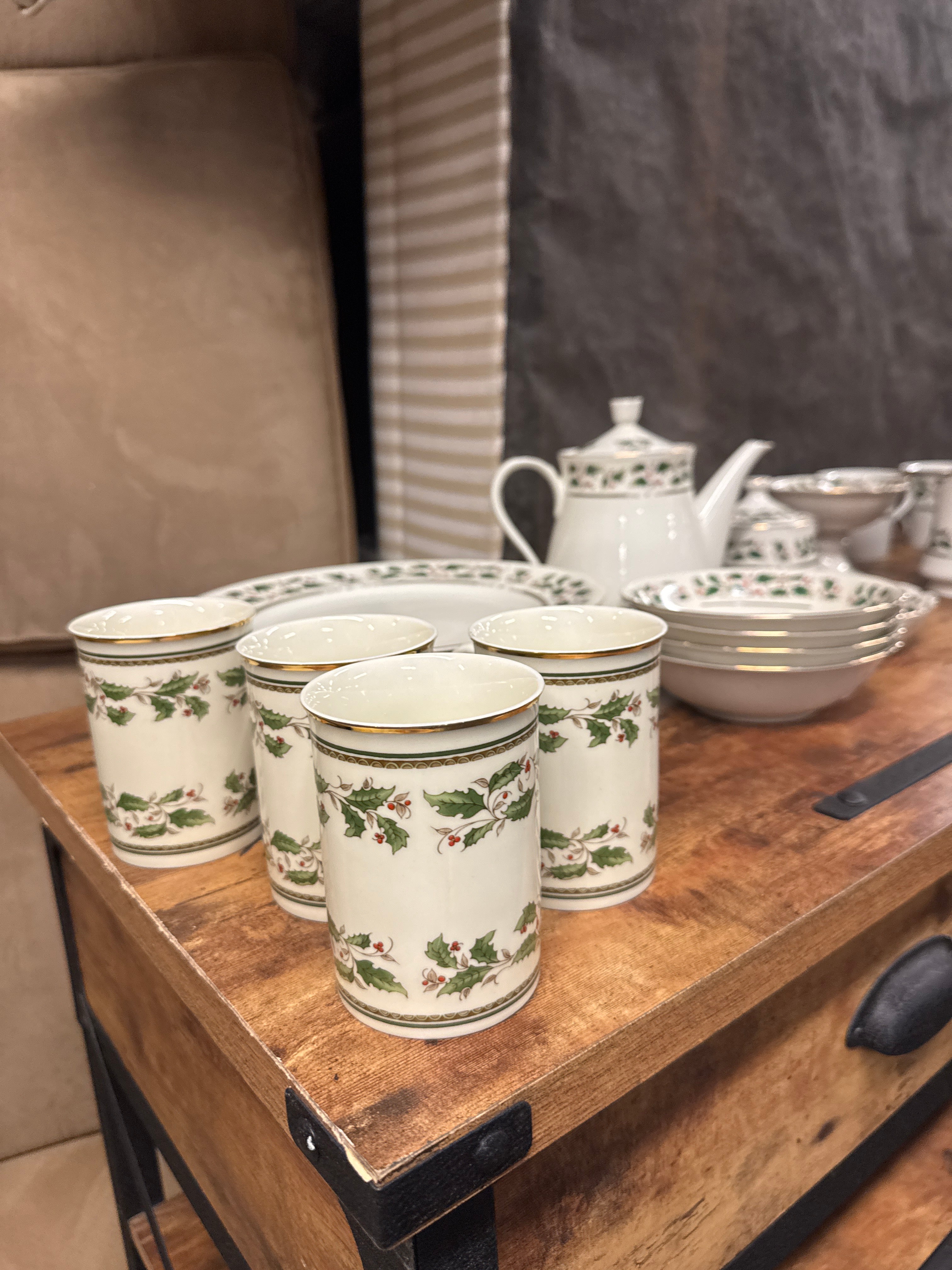 Royal Limited “Holly Holiday” 30-Piece Dinnerware Set – Vintage Christmas China