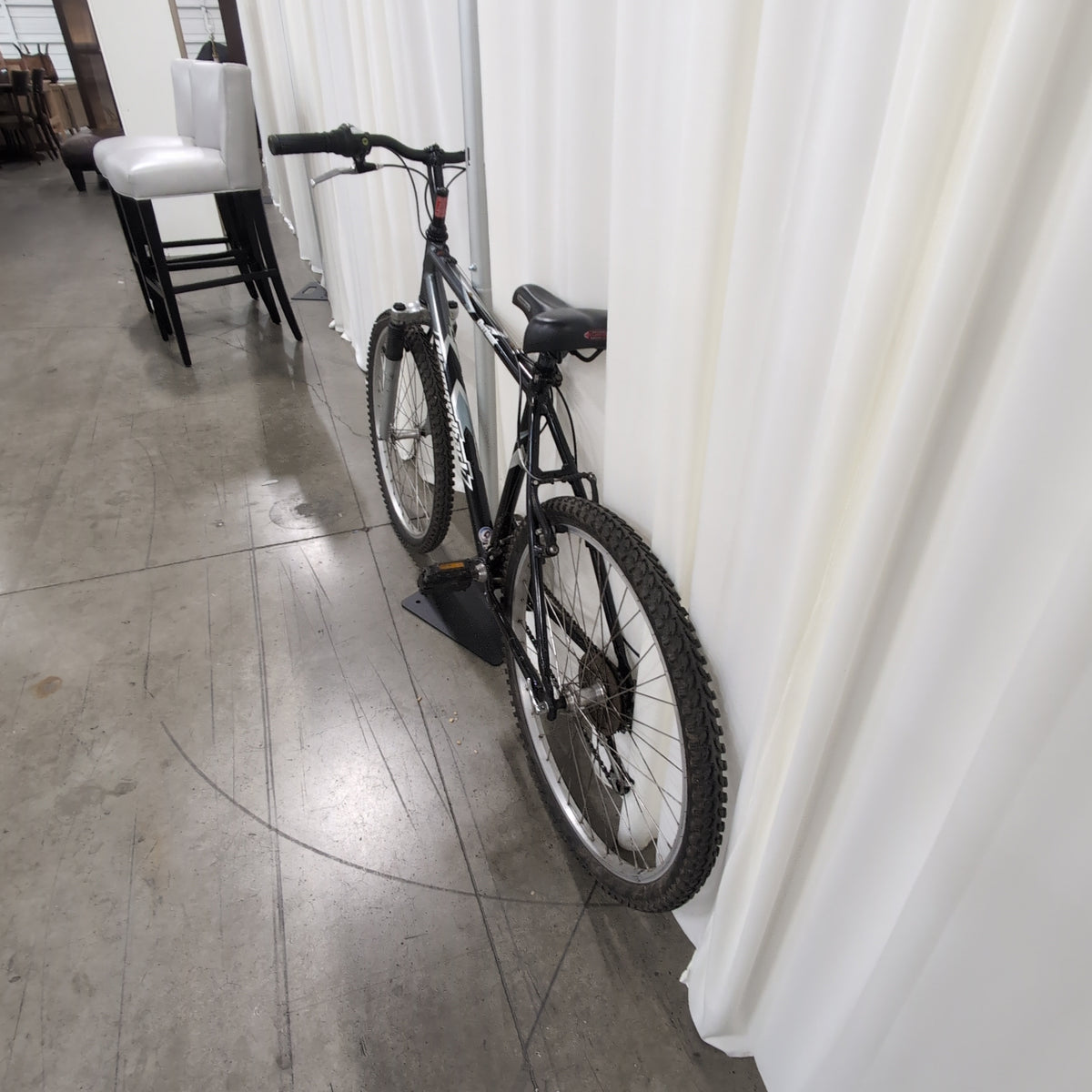 Diamondback Outlook Gray and Black Mountain Bicycle