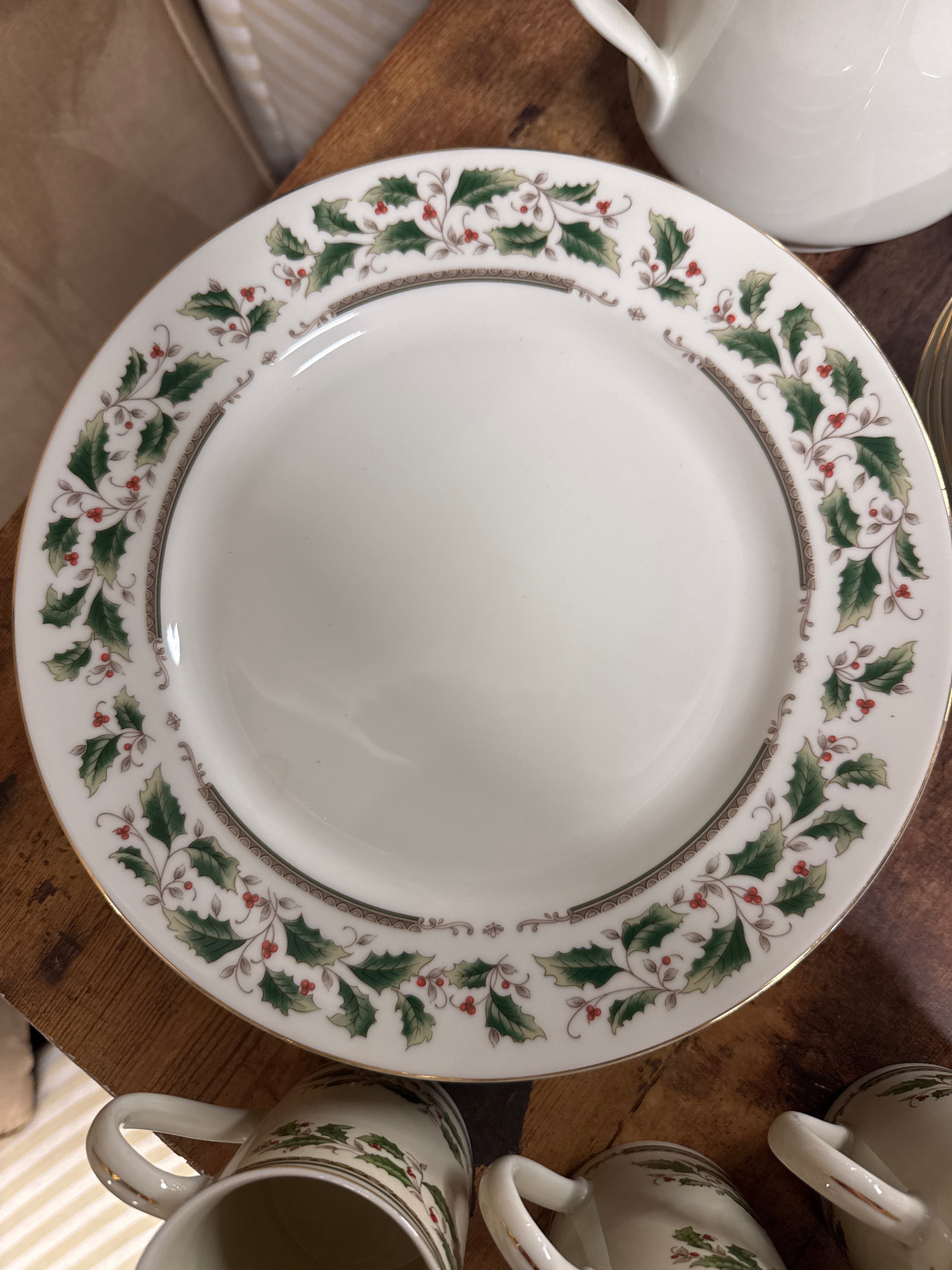 Royal Limited “Holly Holiday” 30-Piece Dinnerware Set – Vintage Christmas China
