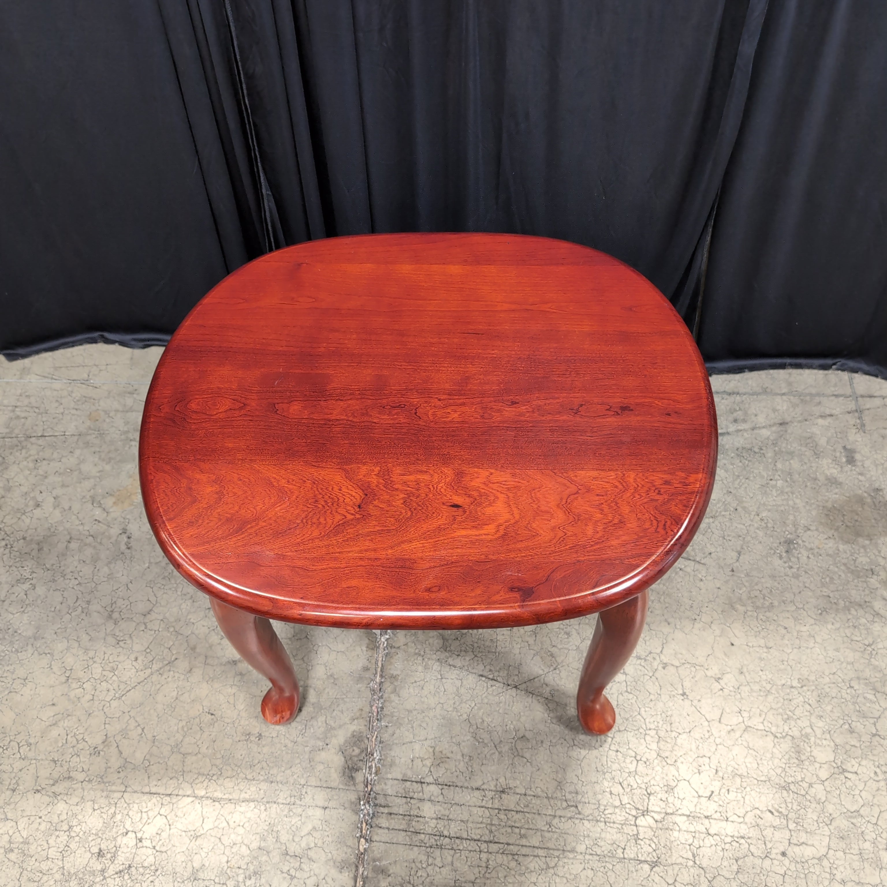 Traditional Oval Hardwood End Table in Cherry Finish