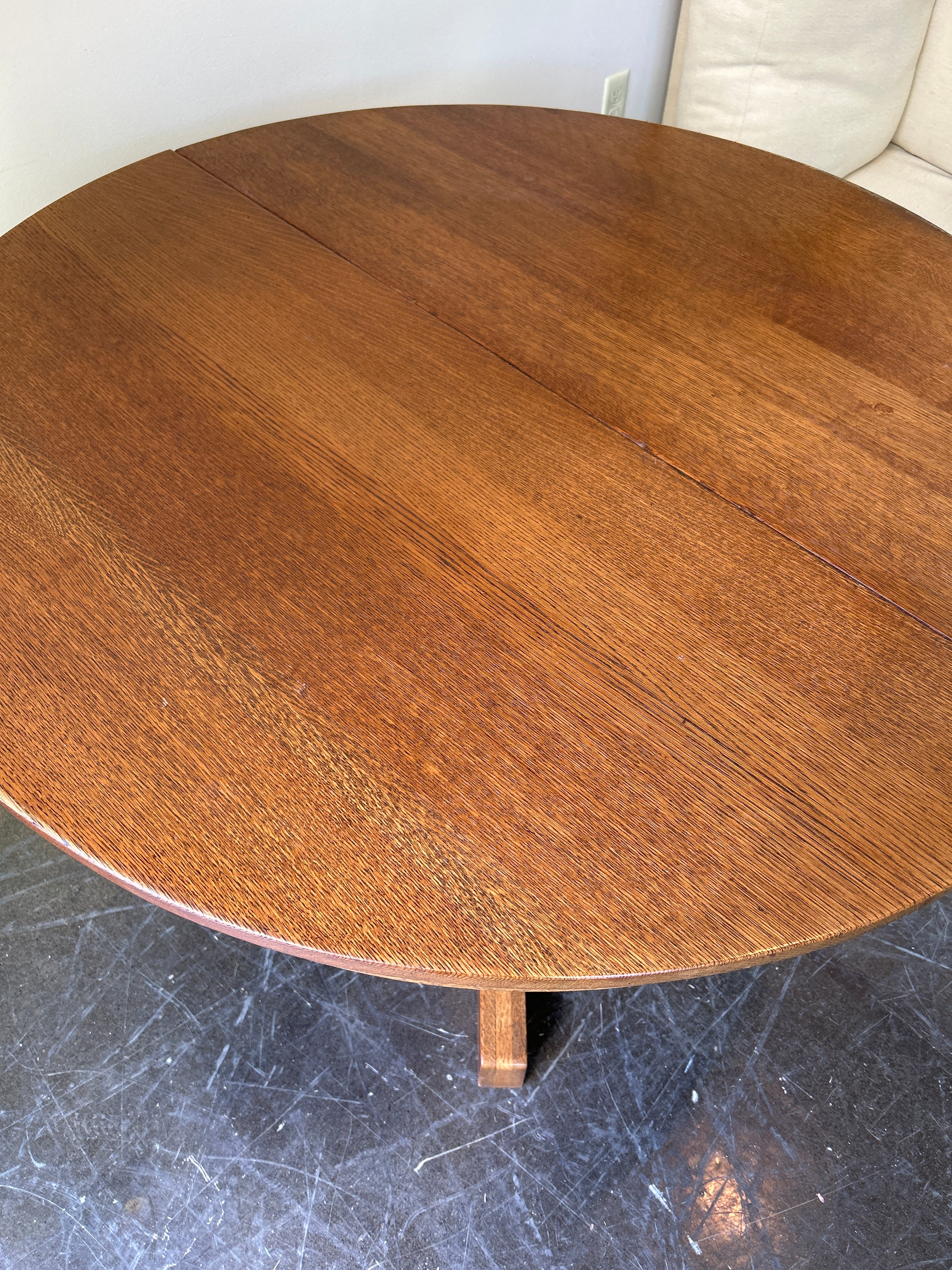 Round Dining Table with Two leafs