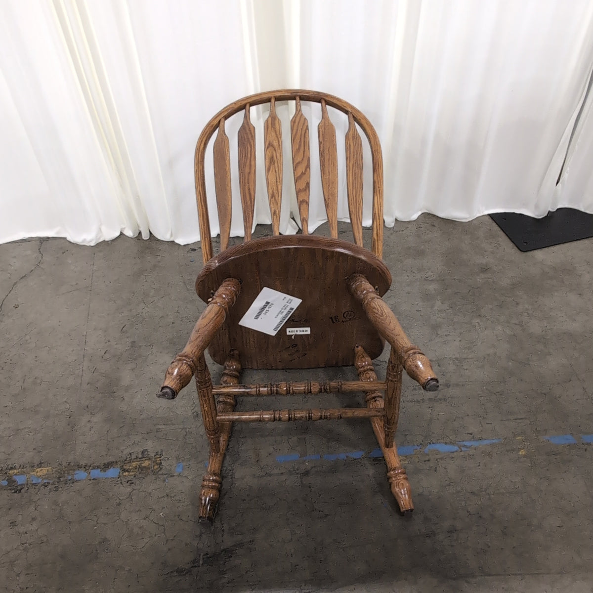 Traditional Saddle Seat Windsor Chair in Wood