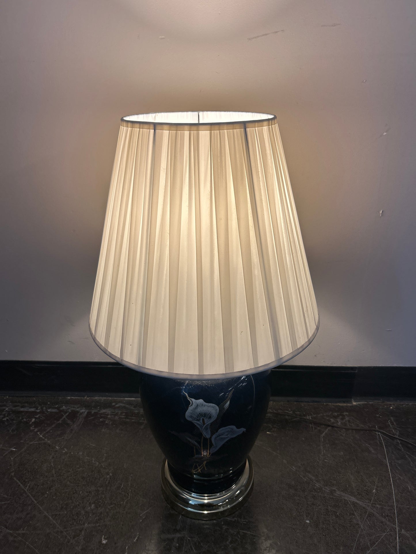 Elegant Dark Blue Table Lamp with White Calla Lily Design