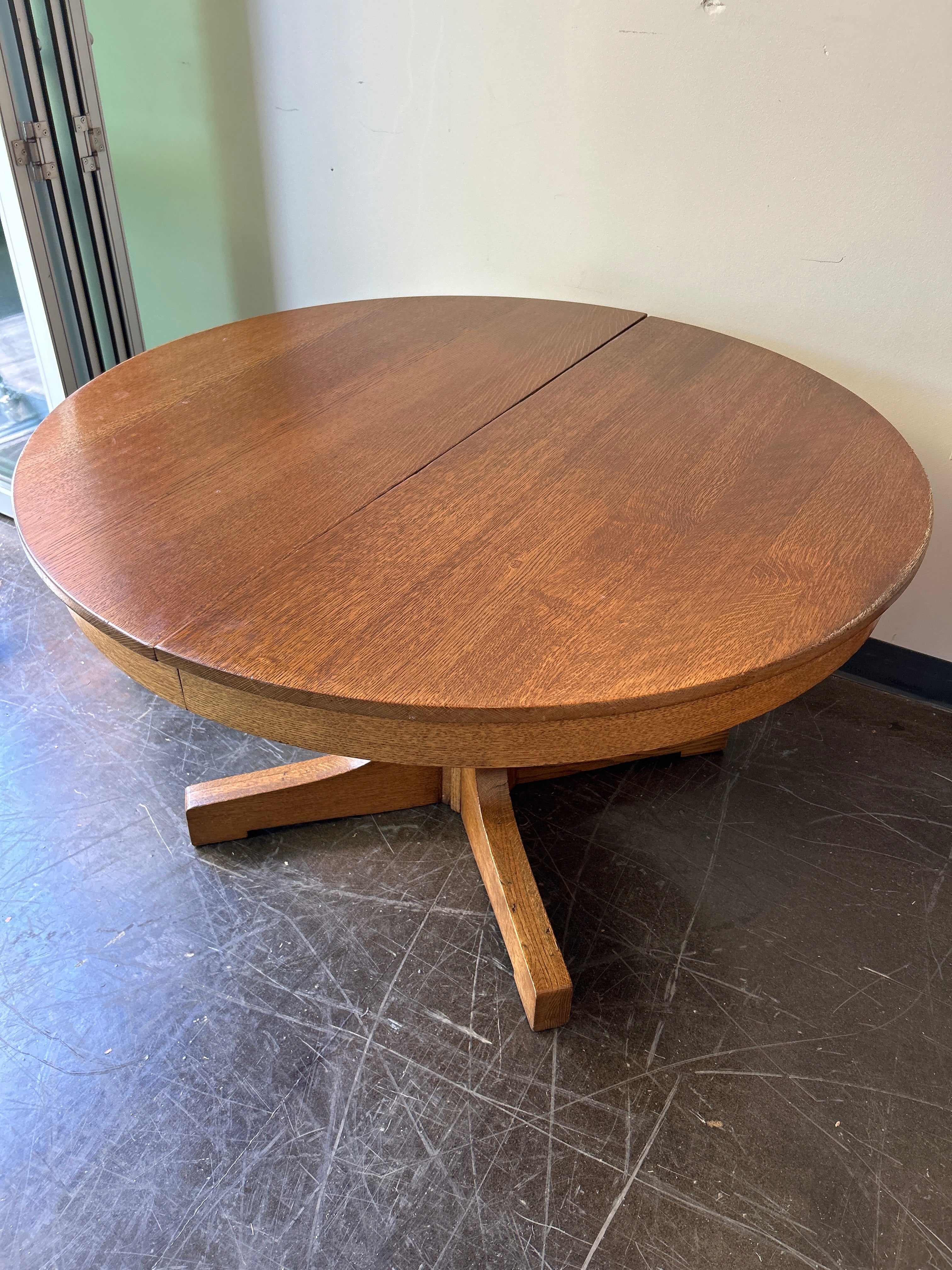 Round Dining Table with Two leafs